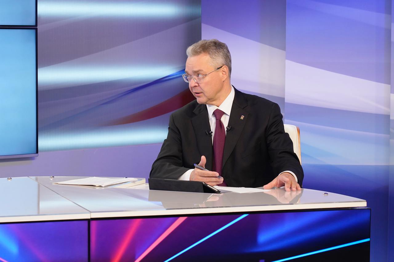 Губернатор Владимиров рассказал о формате празднования Дня края На прямой линии с жителями губернатор Владимир Владимиров поделился планами по проведению Дня Ставропольского края который в этом году отметят 20 сентября По традиции он будет объединён с Днём города Ставрополя Глава региона подчеркнул что главным приоритетом остаётся безопасность жителей и уважение к землякам которые сейчас находятся в зоне специальной военной операции Поэтому празднования пройдут в спокойном формате без масштабных мероприятий Больших увеселительных мероприятий не будет Мы солидарны с нашими земляками которые ждут отцов братьев сыновей из зоны СВО Но собраться можно Людям в любом случае нужно общение Когда победим тогда и отпразднуем отметил Владимир Владимиров