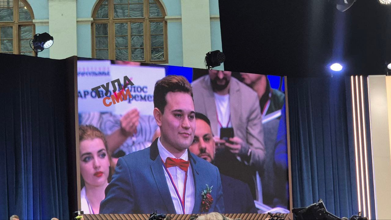 Владимир Путин обратил внимание на молодого человека в зале который держал плакат с надписью Хочу жениться Воспользовавшись моментом юноша сделал предложение своей девушке прямо в прямом эфире Тем временем программа Итоги года продолжается уже четвертый час К этому моменту глава государства успел ответить на 40 вопросов 1  2   Подпишись на новости