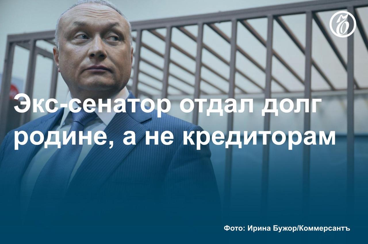 Как стало известно «Ъ», бывший сенатор Дмитрий Савельев обжаловал решение столичного арбитража о привлечении его к субсидиарной ответственности по обязательствам компании «Уралстройнефть». В 2021 году она была признана банкротом, но самостоятельно рассчитаться по долгам не смогла. Дмитрий Савельев находится под следствием по обвинению в организации покушения на убийство своего делового партнера. Если решение о привлечении его к субсидиарной ответственности останется в силе, экс-сенатор может не только сесть на длительный срок, но и выплатить по долгам принадлежавшей ему строительной компании более 2,5 млрд руб. Подробнее — в материале «Ъ». #Ъузнал