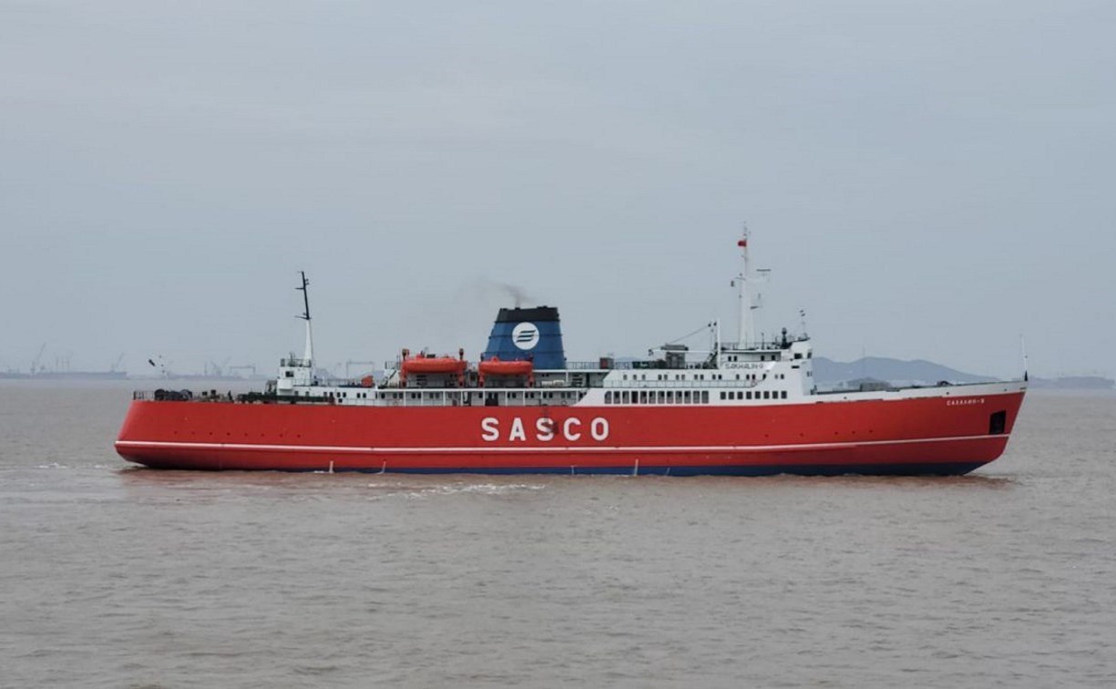 Переправу Сахалин материк могут закрыть из за циклона Из за подхода циклона действие которого распространится по Татарскому проливу в середине суток 6 ноября ожидается закрытие движения через паромную переправу Ванино Холмск Ванино Согласно имеющемуся метеопрогнозу движение паромов из порта Ванино может начаться во второй половине суток 7 ноября сообщают в АО ТЭК Дальтранссервис Прислать новость Подписывайся на АСТВ ру