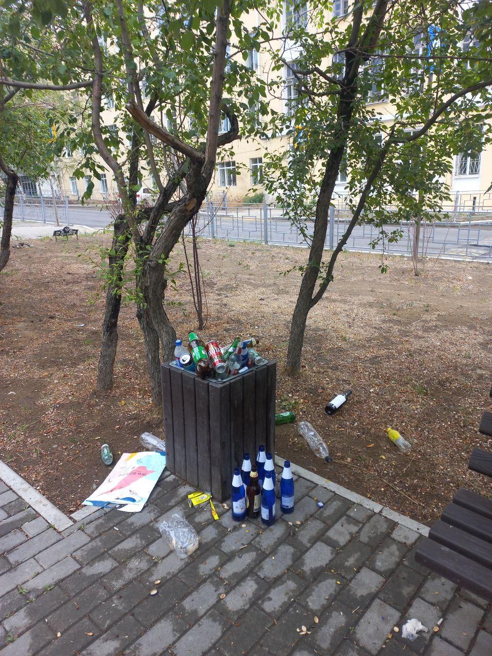 Выпускной прошёл — мусор остался. Аллею Горького в Чите так и не убрали после субботних посиделок школьников. Вчера читинцы жаловались на бардак в центре города — урны ломились от мусора, скамейки были завалены бутылками и упаковками. Сегодня утром на Горького — всё то же самое. Несмотря на обещания администрации, аллею не убрали: мусор копится второй день подряд. Фото от очевидца Подписаться