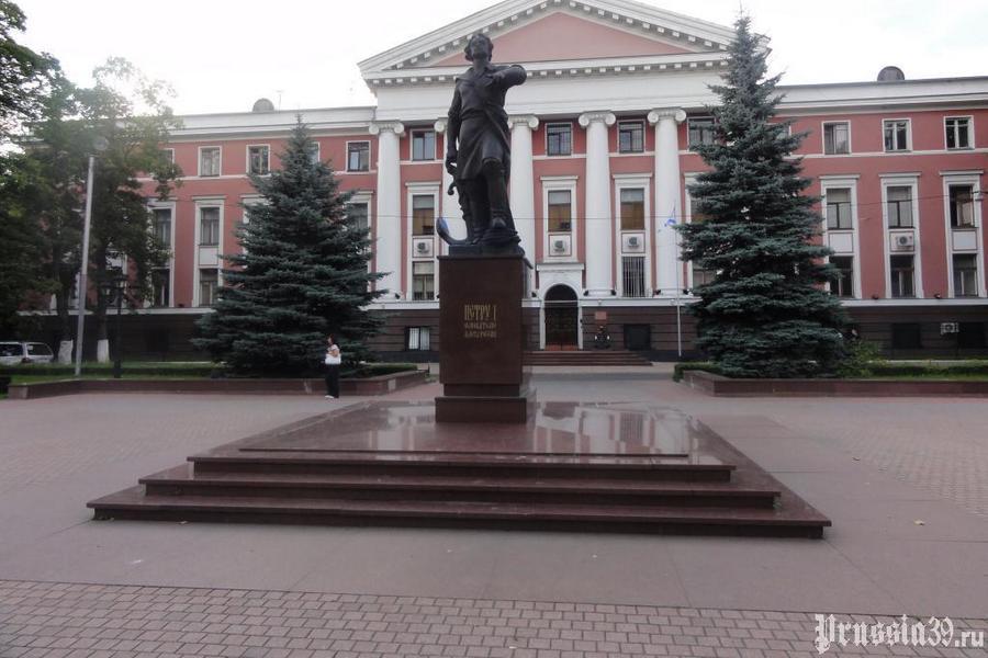 На ремонт памятника Петру I в Калининграде выделили порядка 1,5 млн рублей Власти Калининграда ищут подрядчика для ремонта памятника Петру I, расположенного у входа в здание штаба Балтийского флота на проспекте Мира. Заявки на участие в торгах принимаются с 18 по 25 июля 2025 года. Итоги аукциона планируют подвести 29 июля. Срок исполнения контракта — 80 дней. Начальная стоимость работ — 1 498 748 рублей. Источник финансирования — бюджет Калининграда. Фото с портала Prussia39.ru