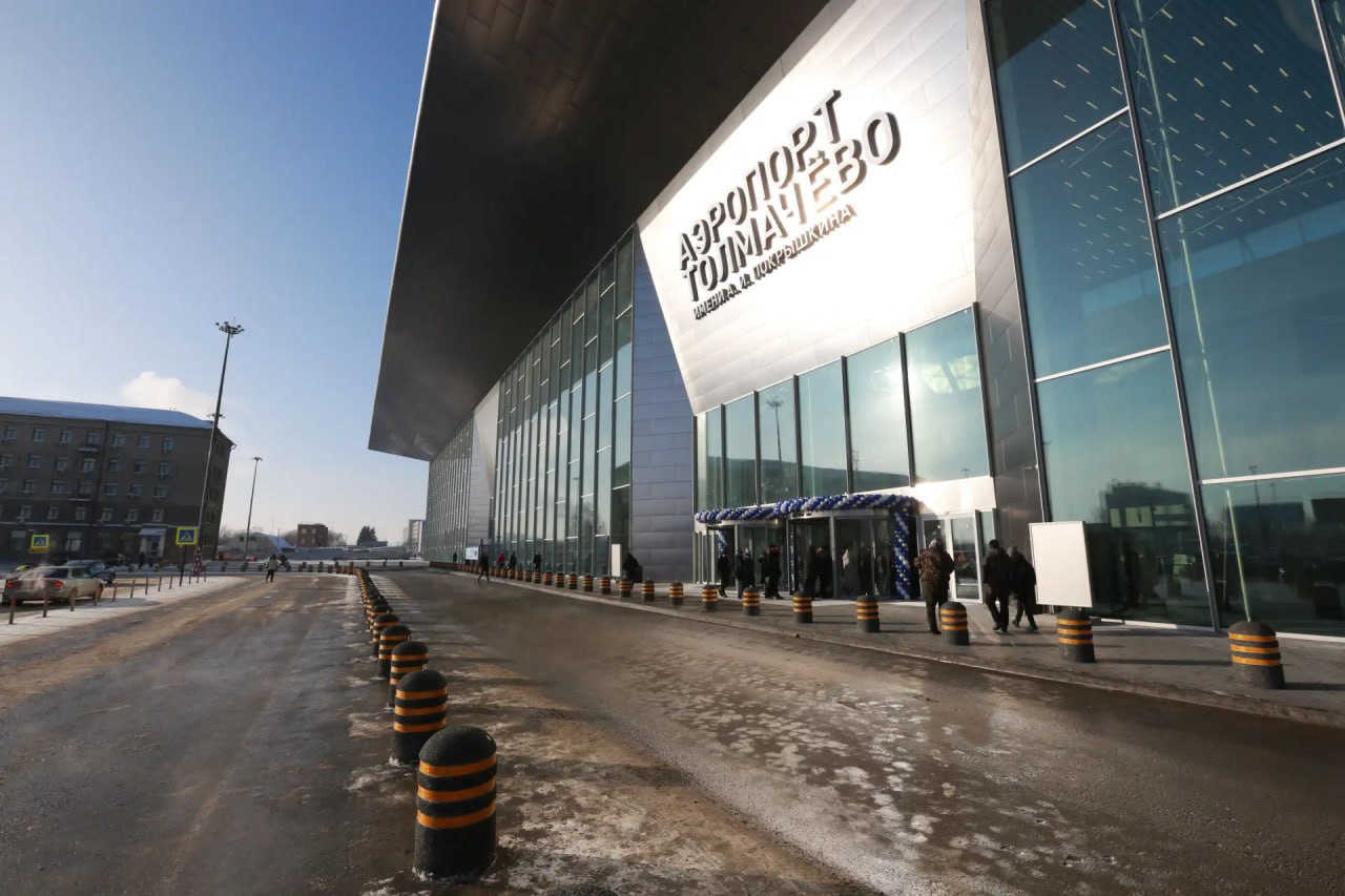 Авиарейсы из Новосибирска на грузинский курорт запустит Red Wings В расписании аэропорта Толмачёво появилось новое направление полётов перевозчик Red Wings анонсировал регулярные рейсы на главный морской курорт Грузии в город Батуми Как следует из графика на сайте новосибирского аэровокзала возить туристов по этому маршруту авиакомпания планирует с 11 июня по 1 октября 2026 года по понедельникам и четвергам Время отправления из Толмачёво 7 10 и 5 10 соответственно из Батуми в 22 00 и 20 00 по местному времени В небе пассажирам предстоит провести 4 часа 40 минут Модель воздушного судна Ту 204 На портале Red Wings продажа билетов на эти рейсы пока не открыта Подписаться на канал