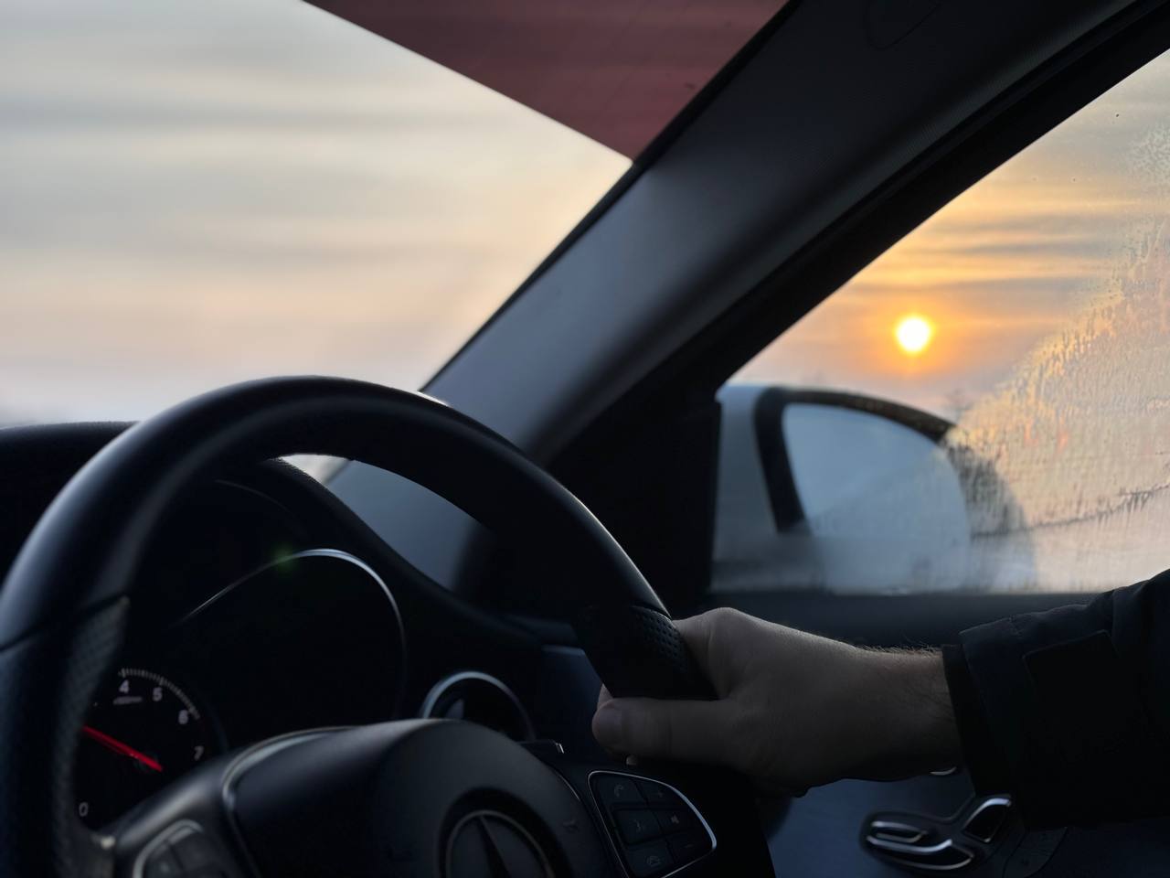 Повторно сел пьяный за руль водитель ЕАО В селе Амурзет автоинспекторы остановили автомобиль Тойота Ипсум После остановки транспортного средства 38 летний водитель пересел на пассажирское сиденье и отрицал факт управления автомобилем При этом у мужчины имелись признаки алкогольного опьянения Мужчина ранее привлекался к административной ответственности за аналогичное правонарушение Гражданин был отстранен от управления автомобилем и доставлен в отделение полиции Машину поместили на специализированную стоянку для задержанных транспортных средств Возбуждено уголовное дело Подпишись в MAX   Прислать новость