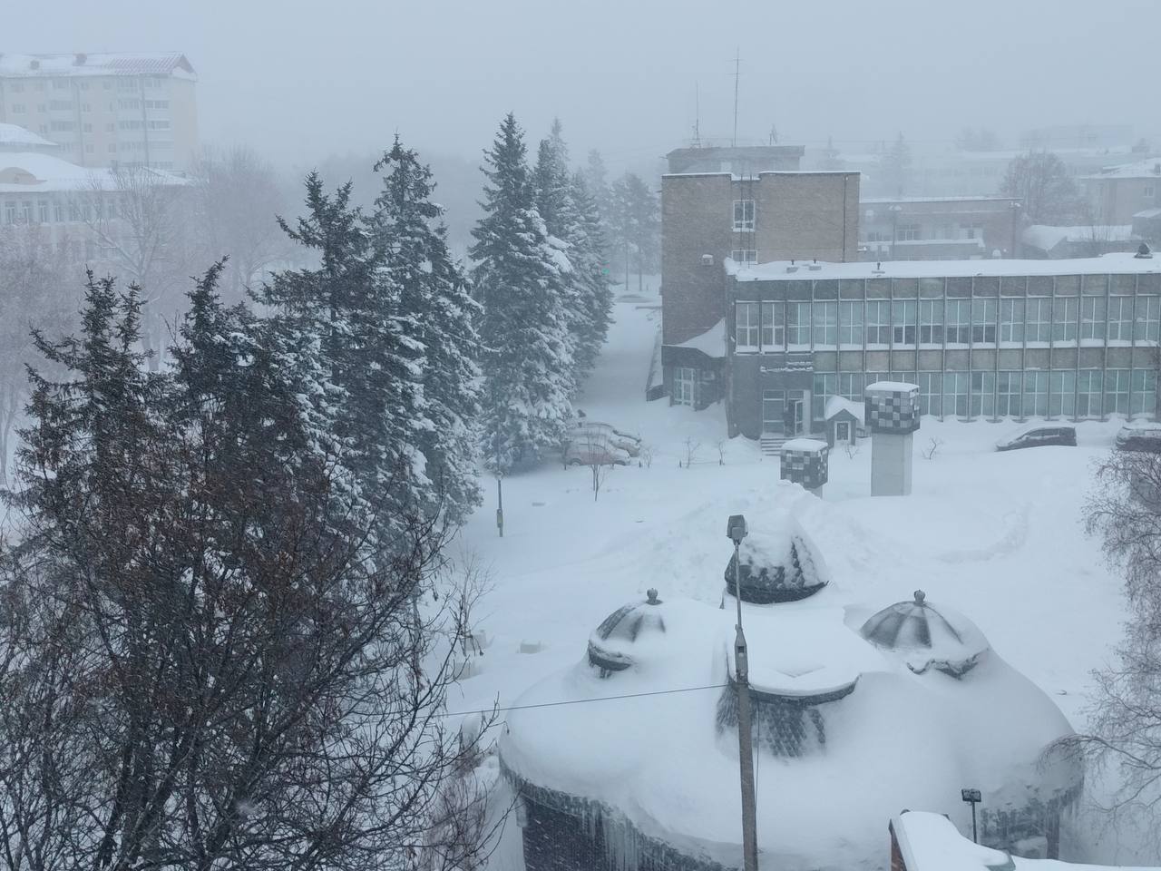 Все объекты водоснабжения и водоотведения Южно-Сахалинска в условиях метели работают в штатном режиме.    На случай возникновения нештатных ситуаций в "РВК-Сахалин" действуют регламенты и утвержденный порядок действий, назначены ответственные по направлениям, подготовлен необходимый запас топлива и реагентов, на объектах компании предусмотрены резервные источники энергоснабжения.