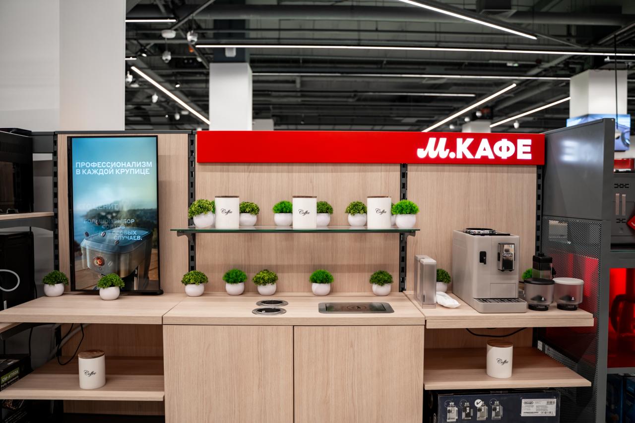 М Видео продажи кофемашин за 9 месяцев 2025 года выросли на 10 по сравнению с прошлым годом Всего за январь сентябрь в РФ было продано около 1 7 млн кофеварок что почти на 10 больше аналогичного периода прошлого года В денежном выражении рынок вырос примерно на 7 и достиг 25 5 млрд рублей Среди брендов лидером рынка кофемашин остается Delonghi на него приходится около трети выручки и порядка 15 всех проданных устройств в натуральном выражении В массовом сегменте сильные позиции занимают Kitfort Polaris Redmond Vitek Lumme и другие марки которые предлагают широкий выбор моделей в диапазоне до 10 тыс рублей   Какие типы кофемашин выбирают покупатели Автоматические кофемашины занимают около четверти рынка и растут быстрее остальных Рожковые модели удерживают 20 22 и популярны у тех кто любит контролировать процесс приготовления и вкус напитка Классические фильтрационные устройства стабильно 21 23 Турецкие и гейзерные 14 17 Капсульные кофеварки держат 14 15 Самые популярные ценовые категории До 2 тыс рублей 25 5 2 тыс рублей 5 тыс рублей 15 1 5 тыс рублей 9 тыс рублей 17 9 9 тыс рублей 29 тыс рублей 23 1 Свыше 29 тыс рублей 18 3 Функциональность связанная с приготовлением кофейных напитков на основе молока значительно влияет на структуру рынка в деньгах Более 60 выручки приходится на кофемашины с автоматическим капучинатором которые позволяют готовить капучино и латте по нажатию одной кнопки Еще около четверти выручки дают устройства с классическим панарелло где молоко вспенивается вручную с помощью паровой трубки Руководитель департамента МБТ Компании М Видео Николай Семенов Рост рынка кофемашин показывает что домашний кофе становится полноценной частью повседневной культуры россиян Покупатели все чаще сравнивают стоимость чашки в кафе с возможностями техники и видят что даже в среднем ценовом сегменте можно подобрать устройство которое дает стабильный результат и широкий выбор напитков При этом развивается не только премиум но и массовый сегмент появляются доступные автоматы рожковые кофеварки с удобным управлением расширяется предложение фильтрационных и турецких моделей Это делает категорию понятной и доступной для очень разных аудиторий от студентов и молодых семей до требовательных любителей кофе