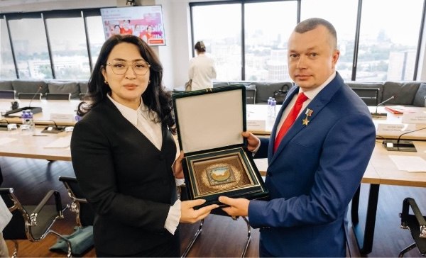 Партнёрство России и Узбекистана выходит на новый уровень! В рамках развития международного сотрудничества делегация Республики Узбекистан во главе с министром дошкольного и школьного образования Хилолой Умаровой посетила центральный офис «Движения первых» в Москве. С нашей стороны в переговорах приняли участие председатель правления всероссийского молодёжного движения Герой России Артур Орлов и его заместители. В ходе визита представители министерства образования и общественных молодёжных организаций страны-партнёра ознакомились с принципами работы «Движения первых», его структурой и ключевыми проектами. Особое внимание было уделено инициативе «Школьные клубы дипломатии», направленной на развитие международных контактов между школьниками и студентами из России и дружественных стран. Также делегации обменялись мнениями о деятельности Международной ассоциации детских организаций, объединяющей молодёжные структуры 12 стран, включая Алжир, Индию, Казахстан, Малайзию и ЮАР. Ассоциация служит платформой для реализации совместных проектов и развития детской дипломатии в странах Глобального Юга. Представители Узбекистана высоко оценили опыт «Движения первых» и выразили заинтересованность в адаптации успешных практик. По итогам встречи стороны обменялись памятными подарками и договорились о дальнейшем развитии сотрудничества. «Впечатляет, насколько масштабно и системно «Движение первых» подошло к развитию молодого поколения. За столь короткий срок удалось охватить все ключевые направления, что говорит о серьёзном подходе к решению задач по работе с подрастающим поколением», — сказала Хилола Умарова.