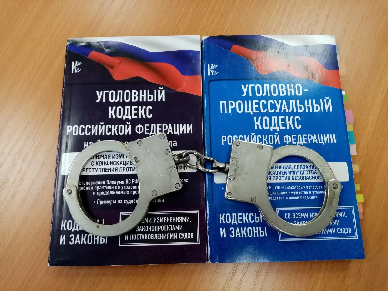 Суд продлил домашний арест бывшему вице губернатору Свердловской области Верх Исетского районный суд г Екатеринбурга по ходатайству следователя продлил меру пресечения бывшему вице губернатору Свердловской области Олегу Чемезов в виде домашнего ареста и запретов определенных действий Органами предварительного расследования Чемезов обвиняется совершении двух преступлений предусмотренных ч 4 ст 159 УК РФ Мошенничество группой лиц по предварительному сговору с использованием служебного положения в особо крупном размере Мера пресечения продлена по 15 августа 2026 года  Постановление суда не вступило в законную силу и может быть обжаловано сторонами в течение 3 суток Верх Исетский районный суд мера пресечения