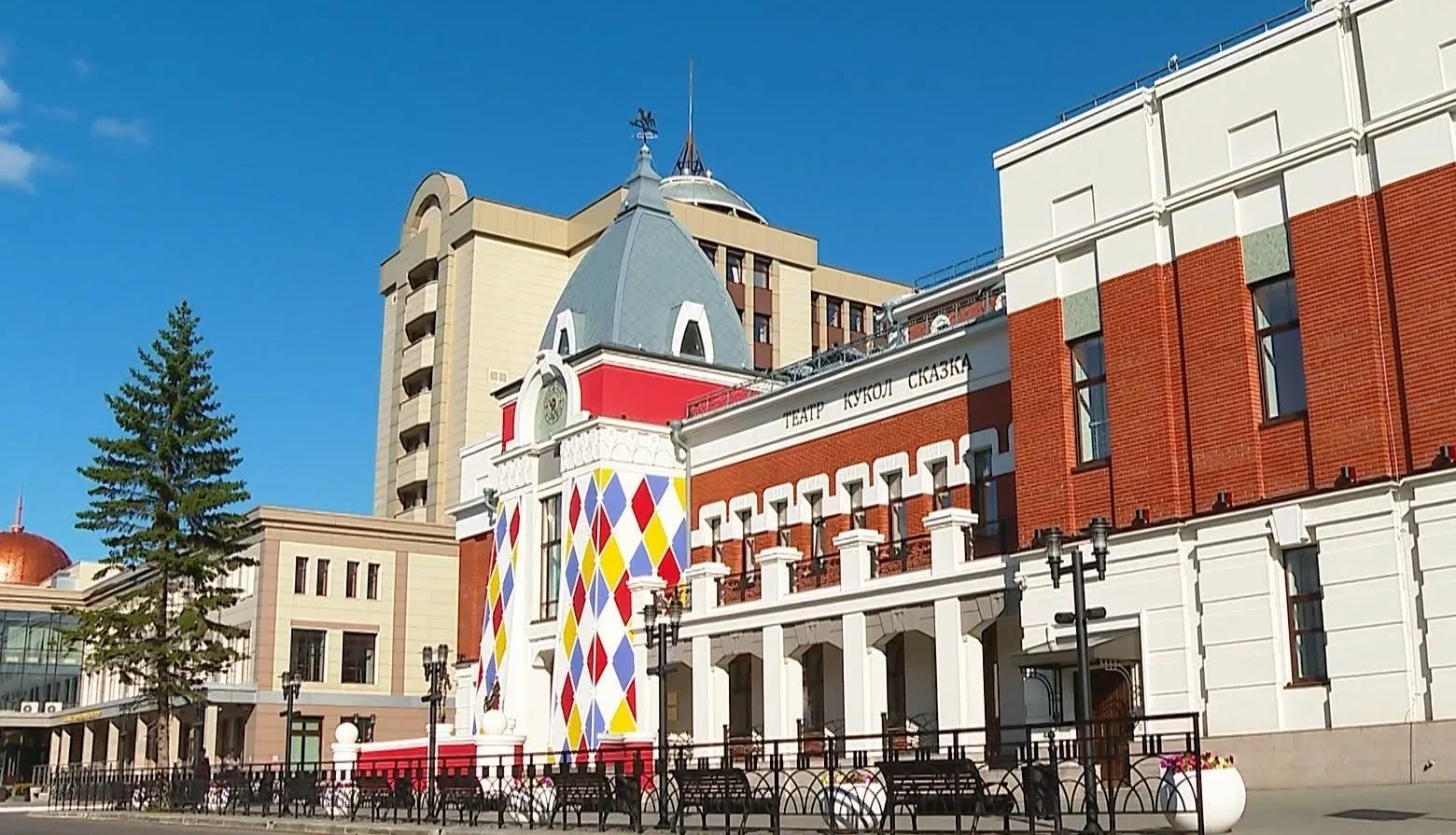 Краснодарский театр кукол впервые приедет с гастролями в Алтайский край В Барнауле с 13 по 15 мая состоятся Большие гастроли Краснодарского краевого театра кукол Для краснодарского коллектива это будет дебют в Алтайском крае На сцене Алтайского театра кукол Сказка покажут спектакли Мойдодыр 0 Бобик в гостях у Барбоса 0 и Баллада о Руслане и Людмиле У Лукоморья 12 Краснодарский театр кукол отправляется в Барнаул с волнением и большими ожиданиями Это не просто поездка а возможность прикоснуться к новой аудитории поделиться творчеством и обогатиться впечатлениями отметила гендиректор Краснодарского краевого театра кукол Алина Калашникова Алтайский театр кукол Сказка уже выезжал в Краснодар на фестиваль Патриот в прошлом году отметили в Минкультуры региона