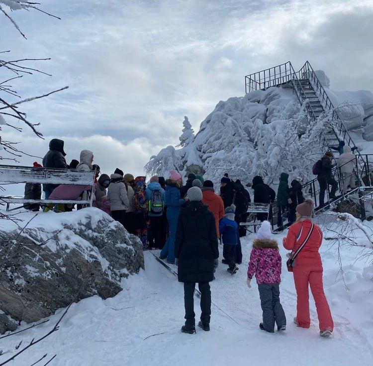 Стояли в очереди в каникулы туристы устроили ажиотаж в горах Челябинской области В нацпарке Таганай в Челябинской области в минувшие новогодние каникулы установили рекорд посещаемости По экотропе к Черной скале прошли 13 5 тыс человек Чтобы подняться на смотровые площадки туристам приходилось стоять в очереди рассказали в пресс службе Таганая Всего нацпарк за 12 дней посетили 30 тыс туристов Полюбоваться горными пейзажами приезжали не только жители Челябинской области но и гости из Москвы Санкт Петербурга Севастополя и с Камчатки   Подписаться на chelkp Мы в MAX
