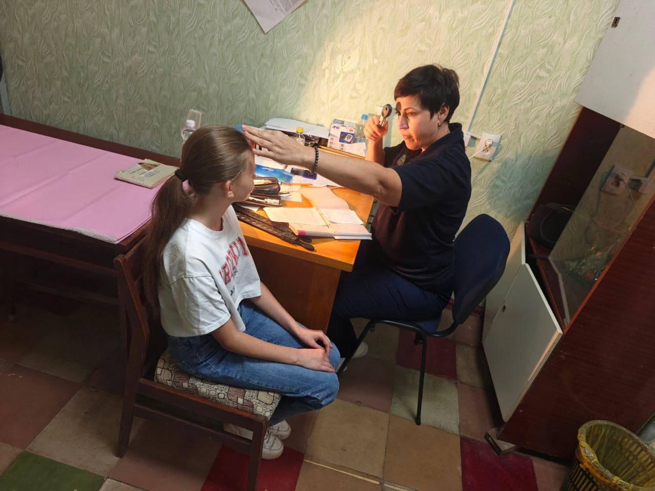 Оренбургские доктора работают в Перевальском округе Целый коллектив узкопрофильных специалистов региона шефа ведет прием в разных учреждениях Перевальска и других населенных пунктов Пройти обследование и получить консультацию у оренбургских врачей можно до 2 ноября В округ прибыли специалисты функциональной и ультразвуковой диагностики врач невролог эндокринолог офтальмолог и педиатр Руководит группой заведующий консультативно диагностическим центром стоматолог хирург Николай Горько Сегодня доктора осматривают детей г Перевальска и близлежащих населенных пунктов проводят необходимые диагностические исследования Определяются дети которым требуется помощь медорганизаций 3 и 4 уровня их направляют на лечение в областную больницу или в федеральные центры по профилю заболевания Каждый день помогаем детям консультируем родителей Принимаем тех кому требуется помощь сегодня на нас большая ответственность подчеркнул руководитель врачебной группы региона шефа Николай Горько