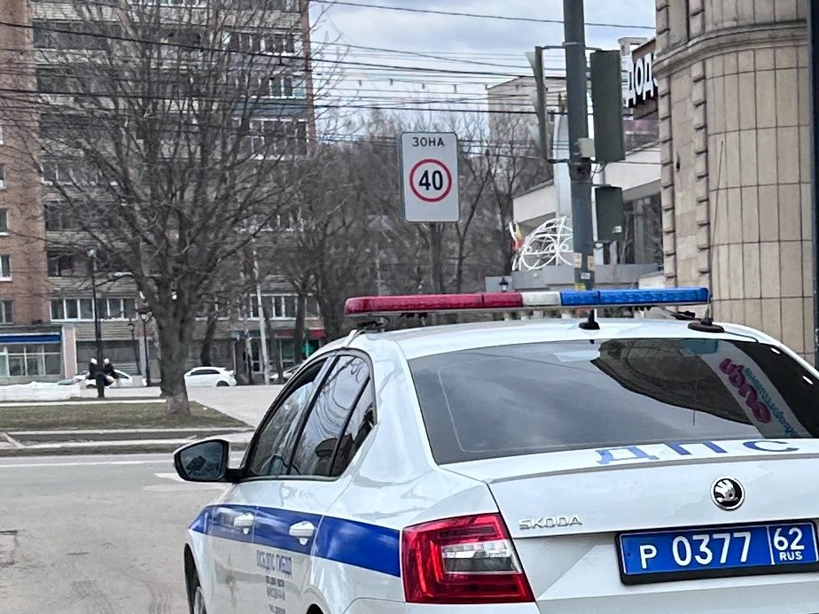 В Рязанской области прошел рейд ГАИ Нетрезвый водитель Как сообщает региональная Госавтоинспекция в ходе рейда Нетрезвый водитель на дорогах Рязанской области инспекторы дорожно патрульной службы Госавтоинспекции выявили более 10 фактов управления транспортными средствами в состоянии опьянения Госавтоинспекция Рязанской области обращается ко всем участникам дорожного движения с просьбой не оставаться равнодушными к проблеме пьянства за рулем и сообщать в полицию о водителях которые садятся за руль в нетрезвом состоянии