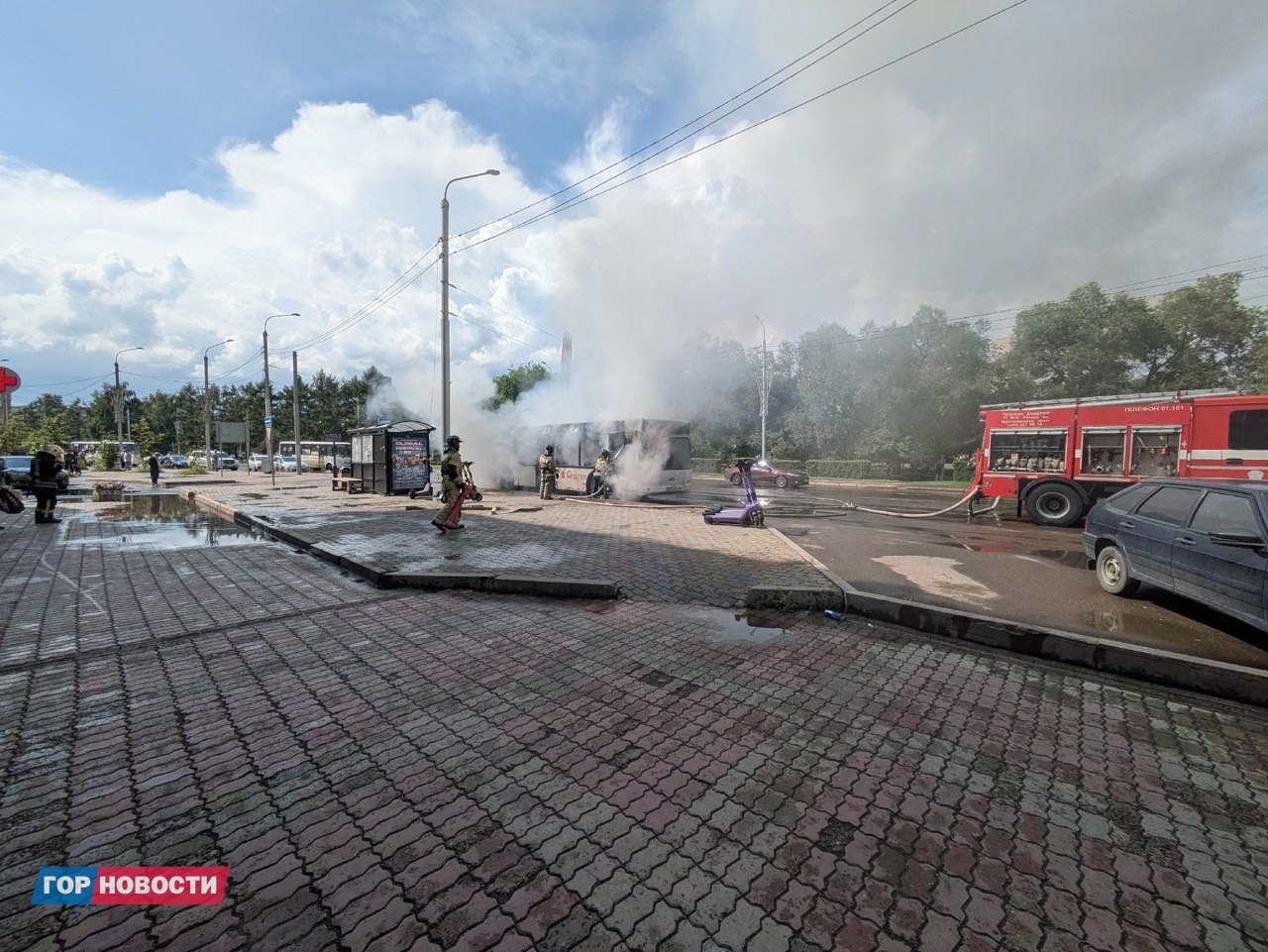 В Красноярске у остановки «Красная площадь» загорелся автобус Кадрами делятся очевидцы. В МЧС уточнили, что на месте уже работают пожарные. Они тушат огонь с помощью двух спецмашин. О причинах возгорания и пострадавших информации пока нет.