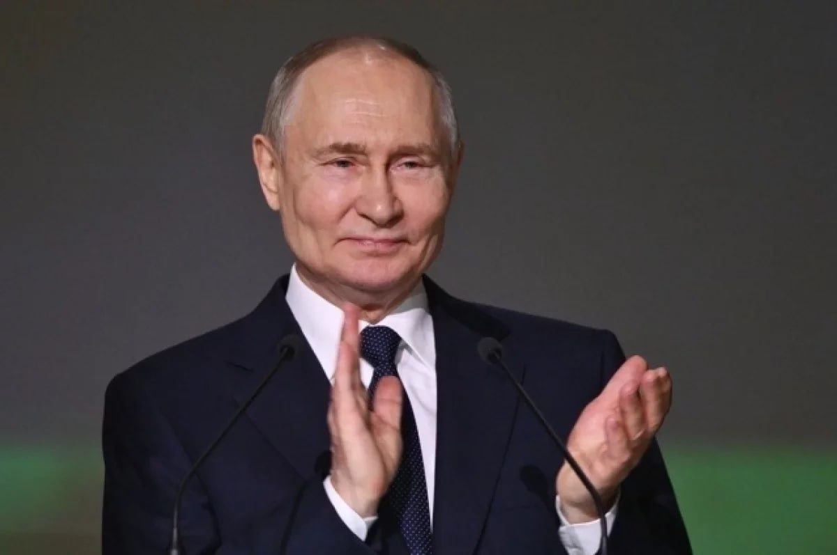 Путин ни разу не брал официальный отпуск, рассказали в Кремле  Функции президента РФ не подразумевают возможности проводить такой отдых, отметил пресс-секретарь Путина Дмитрий Песков. При этом у главы государства иногда бывает несколько выходных дней, добавил он. Однако полноценных выходных у российского лидера «просто физически» не бывает.  Фото: Кристина Кормилицына / РИА Новости   / Все каналы АиФ / MAX