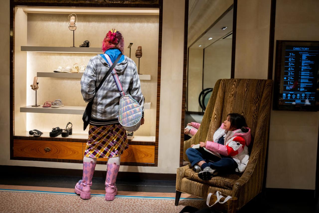 Пошлины Трампа почти полностью оплачивают американцы Почти все издержки от американских пошлин ложатся на самих жителей США а не на иностранных производителей К такому выводу пришел Кильский институт мировой экономики изучив около 4 трлн поставок с начала 2024 года по конец 2025 го пишет WSJ По расчетам исследователей зарубежные экспортеры снизили цены лишь на 4 и взяли на себя минимальную часть нагрузки Остальные 96 оплатили американские импортеры и покупатели Фактически пошлины работают как налог на потребление внутри США а не как инструмент давления на иностранный бизнес В 2025 году США получили от пошлин около 200 млрд Почти всю сумму заплатили американцы Сначала покупатели почувствовали лишь часть роста цен около 20 Остальные расходы временно оплатили сами компании Позже эти расходы переложат на покупателей считают исследователи Подписывайтесь Телеграм ЧЕРЕДОВ Нью Йорк Youtube канал БЮРО