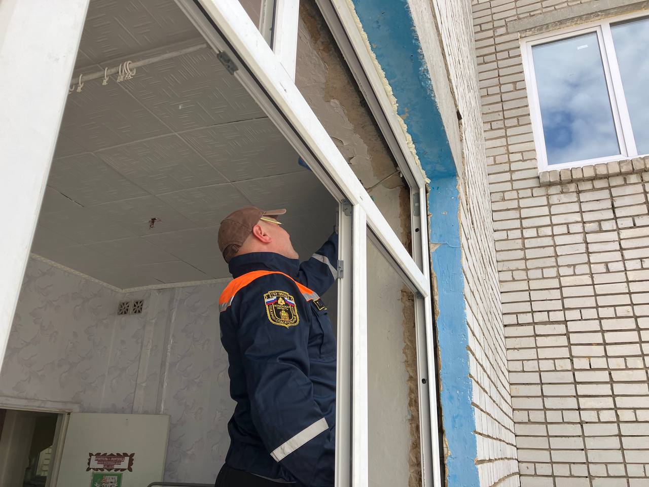 Пензенцы завершили замену окон в детсаду «Кузнечик» города Токмак Тепловой контур здания, пострадавшего от обстрелов со стороны ВСУ, полностью восстановлен. «Специалисты аварийно-восстановительной бригады Пензенской области установили 300 квадратных метров новых оконных конструкций. Строительные материалы предоставлены по поручению Губернатора Олега Мельниченко», - отметили представители региона-шефа Также пензенцы регулярно помогают восстанавливать объекты гражданской инфраструктуры, ущерб которым наносится со стороны ВСУ.
