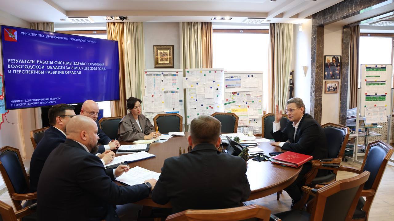 В Вологодской области совершенствуют льготное лекарственное обеспечение Губернатор Вологодской области Георгий Филимонов провел рабочее совещание посвященное развитию регионального здравоохранения где представил изменения в системе льготного лекарственного обеспечения Совершенствуем льготное лекарственное обеспечение Если в 2023 году на эти цели было выделено только 2 5 млрд рублей то в 2025 году уже 3 9 млрд рублей За полгода подняли пласт проблем накопившихся за 2 десятилетия отметил глава региона Георгий Филимонов Для совершенствования системы был проведён целый ряд мероприятий Был создан единый электронный реестр нуждающихся открыты более 40 кабинетов для доврачебной выписки рецептов а бумажные рецепты повсеместно заменены на электронные Количество государственных аптек в регионе увеличилось до 50 что позволяет жителям получать лекарства по месту жительства Для оперативной доставки препаратов со склада Фармации были закуплены два специализированных автомобиля с холодильными установками а также проиндексированы зарплаты сотрудников для привлечения кадров Кроме того теперь жители отдалённых сёл могут получать необходимые препараты прямо в сельских ФАПах Результатом этой работы стало десятикратное сокращение количества отсроченных рецептов Если в первом полугодии прошлого года их было 2137 то сейчас осталось всего 70 На прошлой неделе была закрыта потребность по 100 отсроченным рецептам а до конца этой недели планируется полностью ликвидировать оставшуюся задолженность Параллельно в области ведётся масштабная работа по капитальному ремонту 103 медучреждений включая 10 сельских ФАПов 14 центральных районных больниц женские консультации стационары в Вологде и Череповце а также областные больницы Завершается строительство новой поликлиники 7 в Череповце а по программе Сельский ФАП приобретены 20 модульных медпунктов которые уже укомплектованы оборудованием и проходят лицензирование Особое внимание уделяется обновлению медицинского оборудования и автотранспорта В текущем году закуплены 227 новых аппаратов 209 из которых уже поставлены в учреждения а 25 автомобилей переданы 13 центральным районным больницам Важным направлением остается кадровая политика При плановых показателях в 220 врачей и 344 специалиста среднего звена на работу в регион уже трудоустроены 135 врачей и 256 медработников среднего звена Общий объем финансирования модернизации системы здравоохранения Вологодской области в этом году составил 45 1 млрд рублей