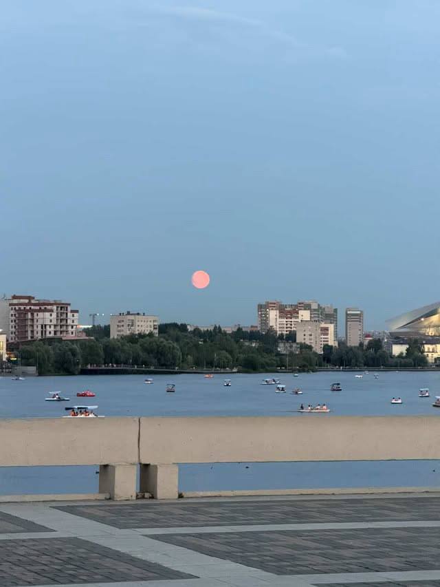 Ярко-красная луна взошла этим вечером над Казанью