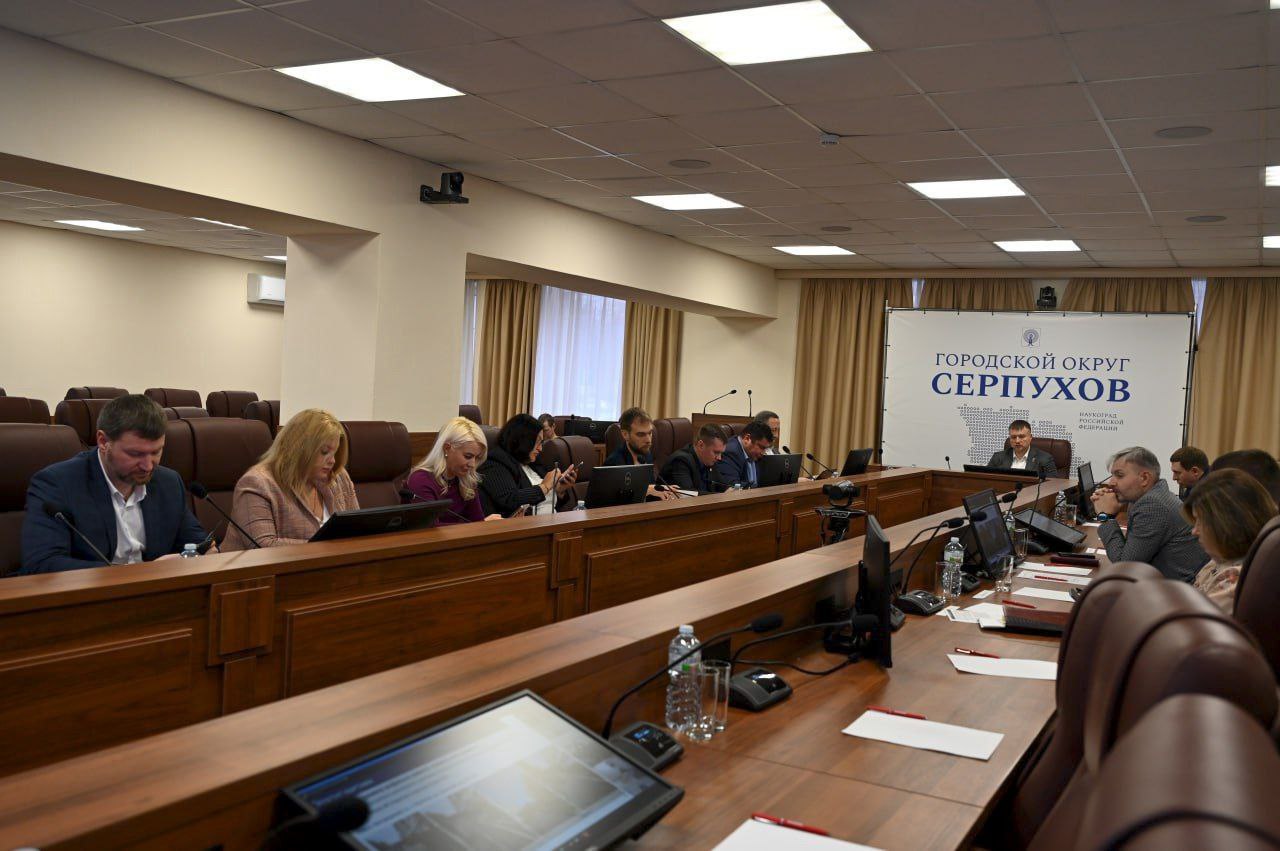 Глава Городского округа Серпухов Алексей Шимко принял участие в еженедельном совещании в формате ВКС под руководством Губернатора Московской области Андрея Воробьёва где обсуждалась реализация ключевых программ В ходе совещания особое внимание уделили синхронизации работ по благоустройству территорий Городского округа Это позволяет сразу после завершения работ получить обновлённую и благоустроенную территорию избежав повторного вскрытия покрытия В текущем году было комплексно благоустроено 16 дворовых территорий На двух объектах работы по комплексному благоустройству дворовых территорий были синхронизированы со смежными работами для минимизации неудобств для жителей в посёлке Большевик ул Ленина д 16 18 20 22 24 благоустройство было проведено совместно с прокладкой тепловых сетей Газпромтеплоэнерго МО в посёлке Пролетарский ул Центральная д 12 18 А ул Орлова д 1 ул 40 лет Октября д 9 благоустройство было синхронизировано с капитальным ремонтом многоквартирных домов В рамках содержания территорий были завершены все запланированные работы на 14 дворовых территориях 12 пешеходных коммуникациях и 13 объектах ямочного ремонта На 2026 год запланировано масштабное благоустройство 12 дворовых территорий 35 пешеходных коммуникаций и 20 объектов ямочного ремонта В сфере жилищно коммунального хозяйства продолжается реконструкция очистных сооружений Для её завершения необходимо проведение ряда дополнительных мероприятий включая строительство цеха компостирования благоустройство территории и вывоз илового осадка На территории муниципалитета находится 70 котельных В рамках госпрограммы Московской области реализуется шесть мероприятий по двум объектам включающие строительство блочно модульных котельных и прилегающих тепловых сетей По всем объектам ведутся проектные работы и согласования сдача объектов запланирована на октябрь 2026 года За счёт средств регионального бюджета в этом году было обновлено 28 объектов общей протяженностью 17 6 км Текущий ремонт завершён на всех 10 запланированных объектах капитальный ремонт на 16 из 18 объектов За счёт местного бюджета проводятся работы на 77 объектах 39 9 км из них на 69 работы уже завершены Особое внимание уделяется сельским населённым пунктам где завершается капитальный ремонт семи объектов в деревне Каргашино и селе Липицы включая обустройство парковки у Благовещенского храма serpuhov live