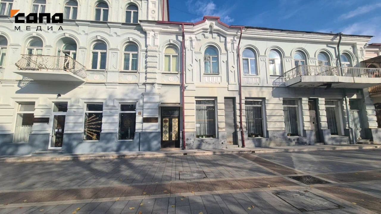 Специалисты оценивают масштаб ремонтных работ в здании Юношеской библиотеки   Сотрудники регионального управления капстроительства обследуют чердачные помещения и осматривают потолки в здании на Мира, 34, для определения масштаба предстоящих работ. Если потолки в других помещениях здания также находятся в плачевном состоянии, то работу библиотеки временно приостановят, заявила врио министра культуры Марина Рамонова.    «Сейчас прорабатывается вопрос, куда временно перевезут библиотеку и фонды. И, конечно, идет поиск средств для ремонта кровли здания. Ситуация обостряется тем, что здание является [выявленным] объектом культурного наследия [республики], и под федеральные программы оно не попадает», — добавила Марина Рамонова.  По словам главы министерства, о проблеме с крышей было известно давно. В 2024 году разработали проектно-сметную документацию на ремонт кровли, а в последние две недели министерство пытались найти средства для проведения работ — порядка 16 млн рублей.   Сотрудники библиотеки и других организаций, размещенных в здании, продолжают работать, но без возможности проведения массовых мероприятий. Фонды библиотеки после обрушения не пострадали.    Как писала «Сапа», накануне в актовом зале библиотеки им. Гайто Газданова обвалился потолок. Людей в помещении в это время не было. В здании также работают Культурный центр Терского казачества и Центр развития народных художественных промыслов.    Подписывайся на «Сапа 15»