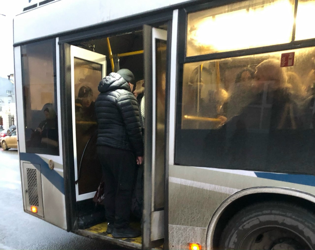 В Самаре задумались о подорожании проезда В дептрансе заявили о планах пересмотреть тарифы на перевозки общественным транспортом В Самаре в 2026 году планируют увеличить стоимость проезда в общественном транспорте Об этом в интервью Волга Ньюс заявил глава городского департамента транспорта Владимир Чичев рассказал о планах инициировать рассмотрение вопроса о пересмотре тарифов с учётом уровня инфляции Последний раз цены за проезд в городе повышали в январе 2025 года Сейчас поездка для пассажиров обходится в 37 рублей по банковской или транспортной карте и в 40 рублей если платить наличными Также предусмотрены пакетные тарифы на 5 40 поездок для обладателей Карт жителя Самарской области Их стоимость варьируется от 175 до 1300 рублей Конкретные предложения о пересмотре стоимости проезда появятся после согласования в администрации Самары