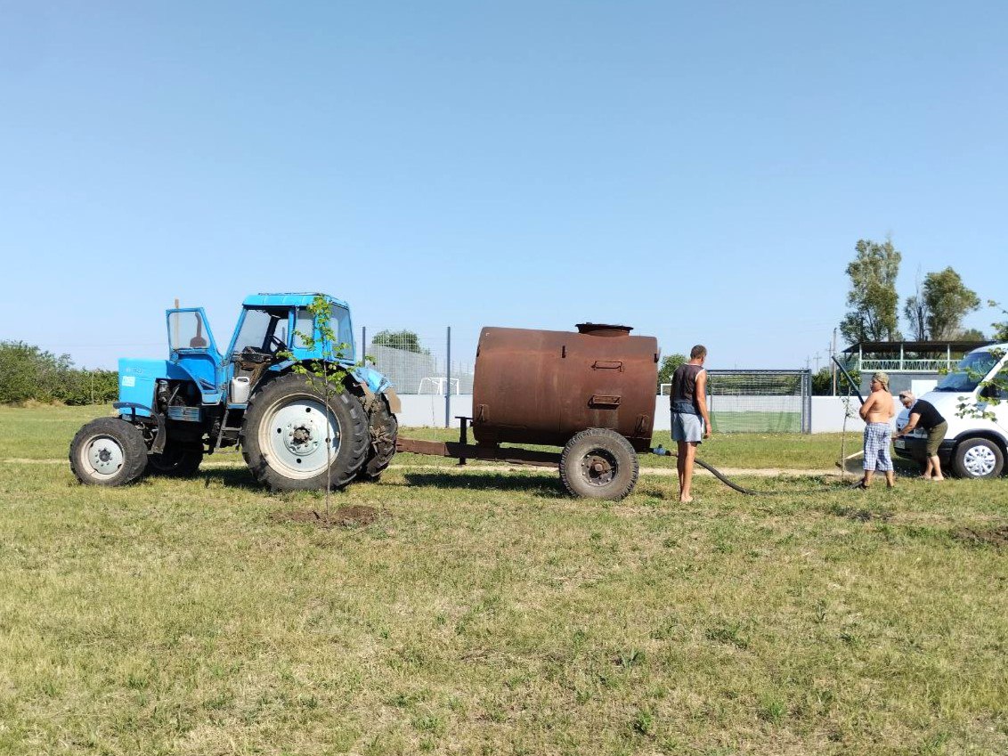 В селе Терпенье провели работы по благоустройству Сотрудники МКУ "Благоустройство" привели в порядок территорию парка у спортивной площадки в селе Терпенье. Здесь был выполнен полив деревьев, покос травы и прополка сорняков. Данный парк совсем молодой и требует особого ухода, поэтому работы проводятся на регулярной основе, - подчеркнул глава Терпеньевского теротдела Дмитрий Попелешко. Администрация городского округа Мелитополь Обратная связь