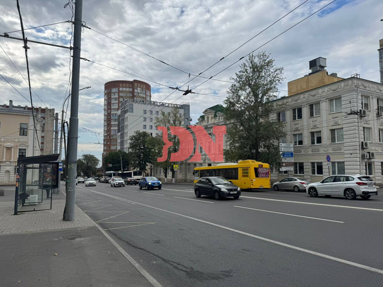 Жители Нахичевани пожаловались на угадайку с автобусами Ростовчане из Нахичевани пожаловались на неразбериху с общественным транспортом на площади Карла Маркса По словам горожан водители автобусов останавливаются то у одной то у другой остановки и предсказать их поведение невозможно Как рассказала редакции donnews ru местная жительница на площади Карла Маркса расположены сразу две остановки возле роддома 2 и напротив дома 20 Из за этого пассажирам приходится угадывать где именно притормозит нужный автобус Последний раз когда я ждала на остановке возле роддома здесь не остановился ни автобус 98 ни 84 Они проехали мимо меня на большую остановку Вообще непонятно почему эти маршруты перестали останавливаться на маленькой остаовке и начали останавливаться на остановке напротив здания 20 Вопрос к департаменту транспорта а как людям угадывать настроения водителей Можно пояснить где какой маршрут жителям Нахичевани и на какой остановке ждать рассказала недовольная ростовчанка Помимо этого ростовчане возмущаются что с маршрута практически исчез автобус 84 ЖК Вересаево Главный автовокзал Напомним что не так давно власти расторгли контракт с перевозчиком обслуживавшим автобусный маршрут 84 ЖК С 1 августа маршрут начала обслуживать новая компания перевозчик Одна из претензий была что прошлый перевозчик в июле выпускал на линию только один автобус вместо шести а в выходные маршрут не обслуживался совсем Но ростовчане заверяют что ситуация с этим маршрутом по прежнему не улучшилась ростовнадону новостиростова общественныйтранспорт нахичевань Подпишись на donnewsru