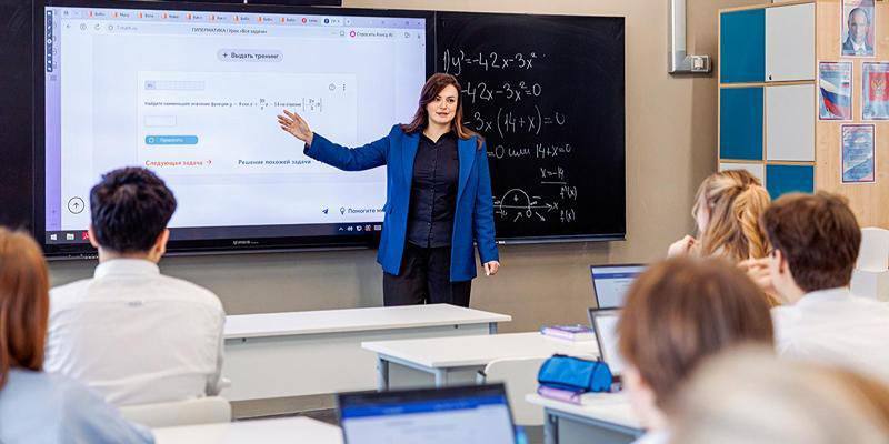 Для московских выпускников начались специальные практикумы по подготовке к ЕГЭ Одиннадцатиклассники углубленно изучают предметы необходимые для поступления в выбранные вузы Учеников разделяют на группы в зависимости от их целей для более эффективной работы Для педагогов открыли онлайн курсы по методике подготовки в библиотеке МЭШ Старшеклассники также могут посещать лекции психологов по управлению стрессом Основной период сдачи экзаменов начнется в июне