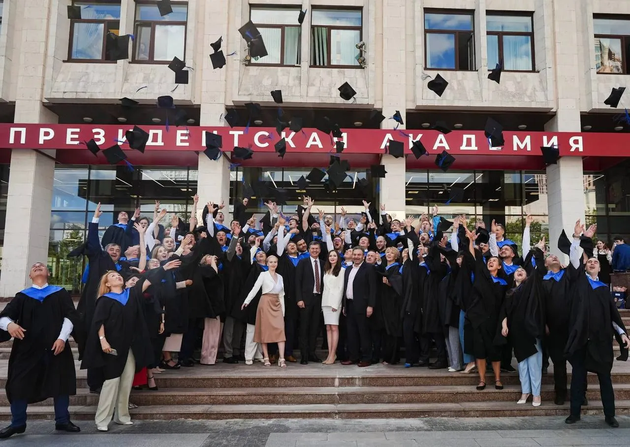 Вместе с Минэкономразвития России запускаем новую программу подготовки кадров для креативной экономики Академия обучит профильных вице губернаторов и региональных министров в чью компетенцию входит развитие креативной экономики Мы постараемся создать профессиональное сообщество из трех сотен слушателей и сформировать у них видение креативного сектора как высокопродуктивной отрасли Среди ключевых тем образовательных модулей стратегическое планирование защита интеллектуальной собственности кадры для креативных сообществ брендинг территорий экспорт локальных продуктов Рассчитываем что обучение позволит региональным командам диверсифицировать местное хозяйство создавать новые рабочие места в высокотехнологичных и творческих секторах укрепить экономическую устойчивость субъектов РФ Мой канал в MAX