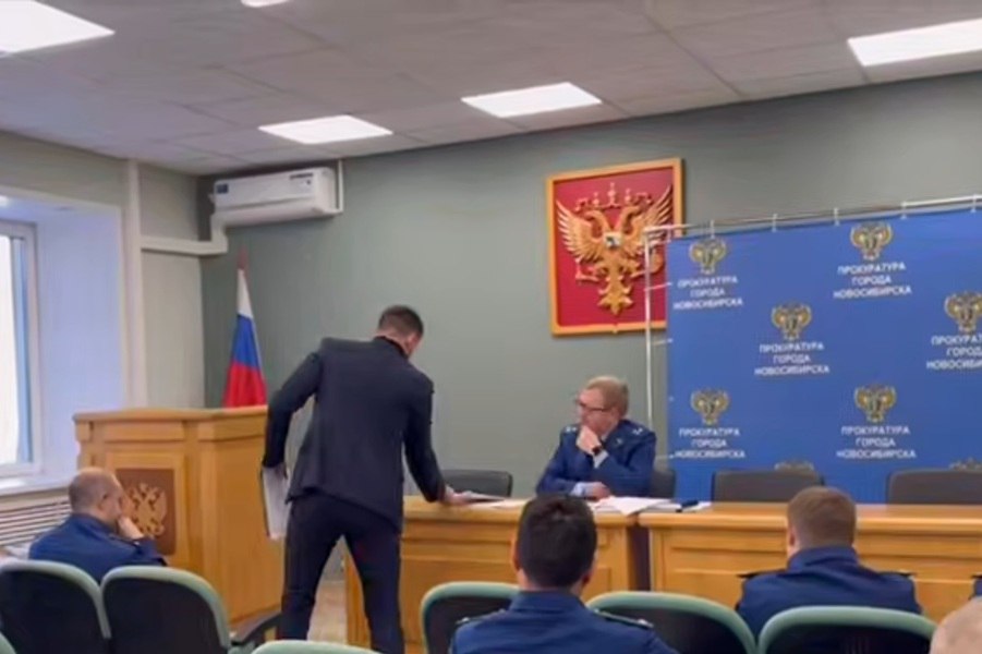 В Новосибирске задержали застройщика индивидуальных жилых домов Руководитель компании ООО Дрим Констракшн задержан после совещания в прокуратуре В нем помимо сотрудников ведомства принимали участие три застройщика индивидуальных жилых домов Компания не выполнила обязательства по строительству 65 объектов Подробнее читайте по ссылке INFOPRO54 Иллюстрация скрин из видео прокуратуры Новосибирской области