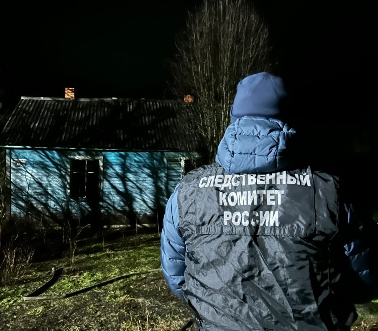 В Коношском районе проводится проверка по факту гибели двух человек в результате пожара 11 ноября 2025 года в частном деревянном доме в поселке Подюга Коношского района произошел пожар После локализации возгорания на месте происшествия обнаружены тела 57 летней женщины и ее 43 летнего сожителя По данному факту региональными следственными органами СКР проводится доследственная проверка Следствию предстоит установить обстоятельства происшествия причины возгорания и смерти погибших и по результатам проверки принять процессуальное решение Одна из рассматриваемых версий возгорания неосторожное обращение с огнем погибших