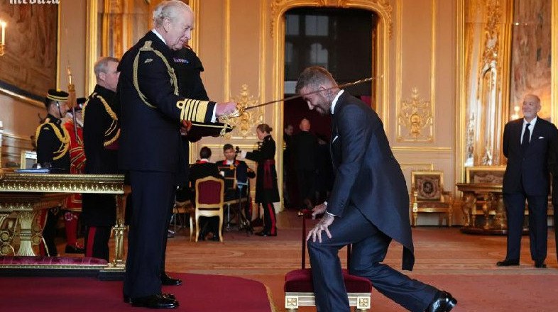 Дэвид Бекхэм получил рыцарский титул от короля Карла III Король Великобритании Карл III посвятил в рыцари экс капитана сборной Англии Дэвида Бекхэма в Виндзорском замке передает ArbatMedia Церемония прошла в Беркшире где 50 летний спортсмен получил почетное звание за выдающийся вклад в развитие футбола и общественные инициативы в Великобритании На торжественном мероприятии Бекхэма сопровождали близкие супруга Виктория а также его родители Сандра и Дэвид Отметим что костюм для знаменательного события сшила сама Виктория Бекхэм ранее удостоенная звания Офицера Ордена Британской империи за достижения в модной индустрии Люди знают насколько я патриотичен я люблю свою страну Я всегда говорил насколько важна монархия для моей семьи поделился своими эмоциями Бекхэм Он также добавил что во время поездок по миру часто слышит от людей интерес к британской короне и испытывает гордость за это Прислать новость