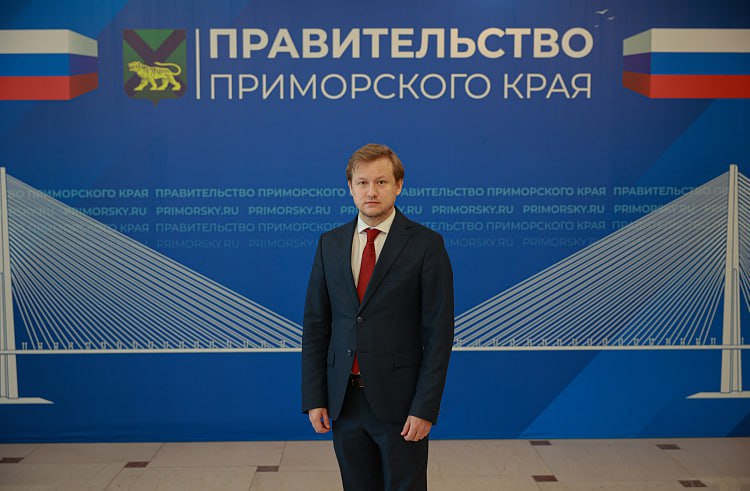 На должность помощника заместителя председателя правительства Приморья назначен Павел Дубасов Павел Дубасов будет отвечать за развитие международного сотрудничества, туризма и экономики региона. Его основные задачи включают: взаимодействие с зарубежными партнёрами; подготовку и сопровождение крупных международных проектов; продвижение Приморья как туристического направления; создание условий для привлечения инвестиций. Ранее Павел Дубасов работал в Москве, где занимался повышением эффективности и производительности труда в международной консалтинговой компании. После этого четыре года он работал в Китае, занимаясь вопросами образования и развитием связей между государством и бизнесом. Фото: правительство Приморского края