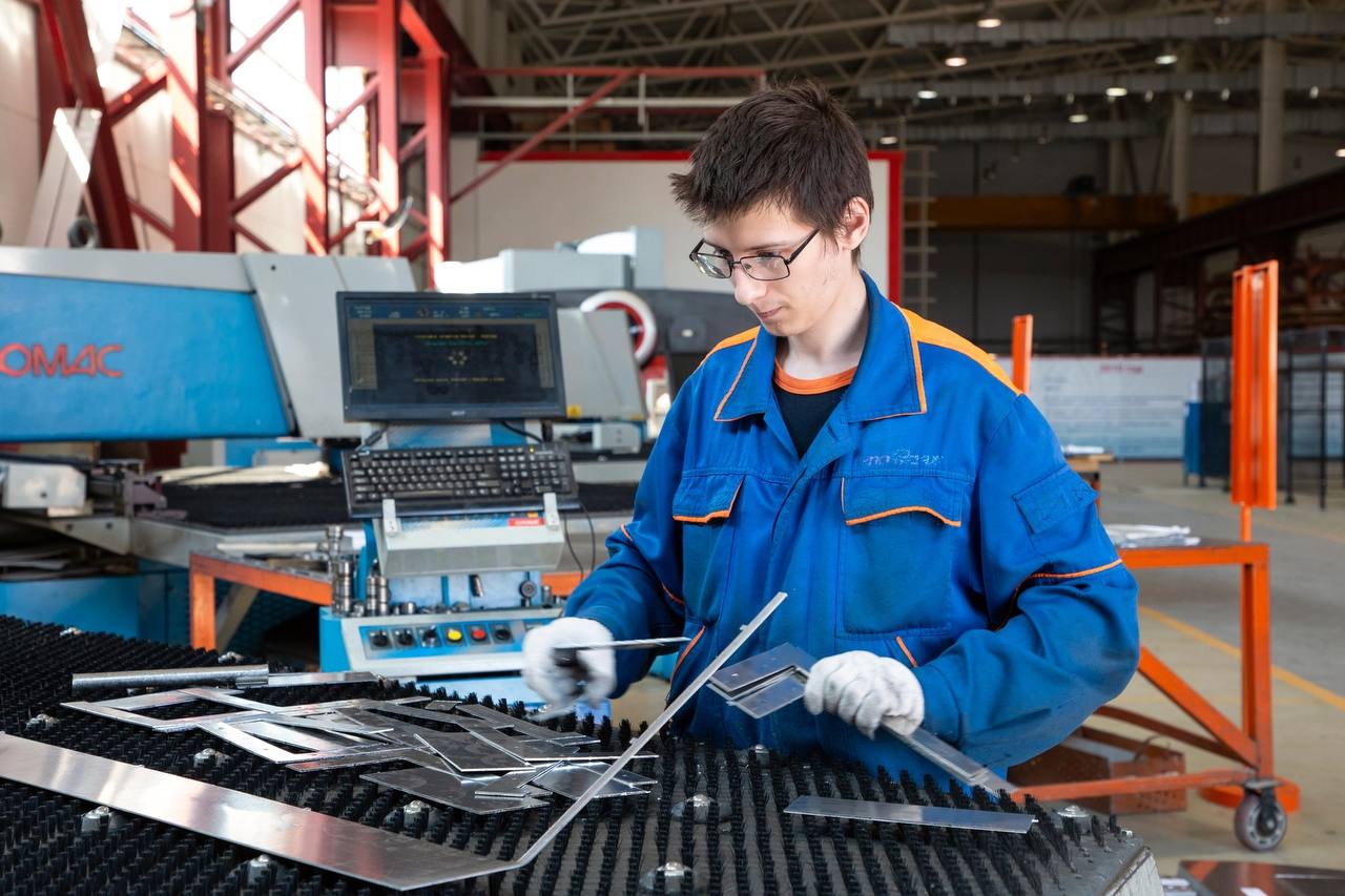 Во Владимирской области назвали самые высокооплачиваемые рабочие профессии Совместное исследование платформы Хедхантер ру и сервиса Моя смена показало кому работодатели готовы платить больше 100 тысяч рублей в месяц уже в начале 2026 года Лидерами стали электромонтажники Медианная зарплата по вакансиям достигает 105 000 рублей В топ также вошли разнорабочие водители операторы производственной линии и упаковщики Еще больше подробностей в нашей группе Вконтакте Фото Наталья Ларина из архива редакции