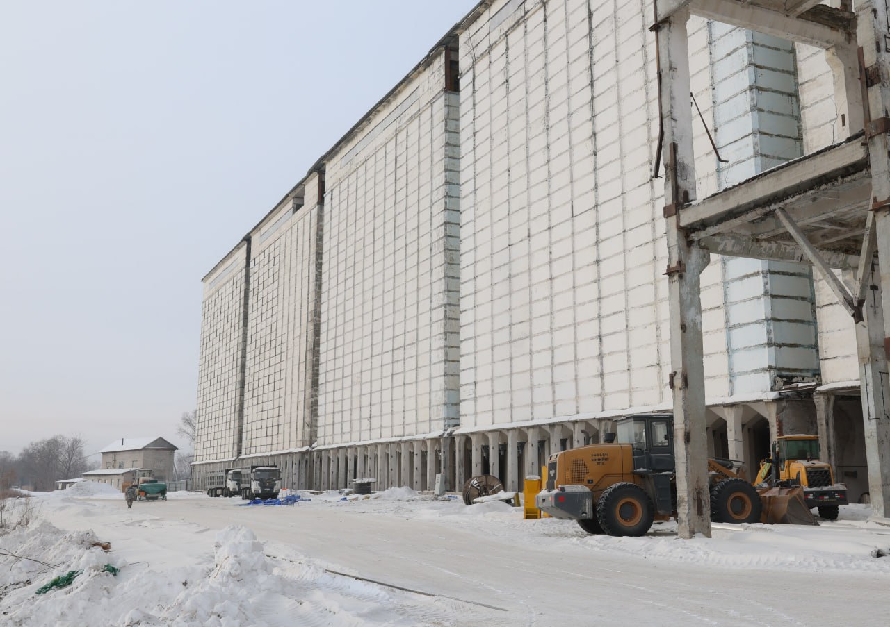 Правительство ЕАО нацелено на всестороннюю поддержку перспективных инвестпроектов Мария Костюк Губернатор ЕАО Мария Костюк посетила ряд инвестиционных площадок на территории городского округа В селе Птичник ведутся работы по восстановлению элеватора простаивавшего более 30 ти лет Сейчас уже введена в строй половина мощностей смонтирован комплекс для сушки кукурузы В перспективе здесь планируется развернуть и переработку сырья производство кукурузной муки Окажем компании содействие в решении вопросов присоединения к электросетям и восстановления транспортного комплекса с выходом на железную дорогу Это ключевой шаг для роста экспорта сельхозпродукции заверила Мария Костюк Она также посетила два новых производства важных для строительной отрасли области ООО Техспецком специализируется на бетоне и железобетонных изделиях В прошлом году на средства льготного займа Фонда развития промышленности ЕАО компания наладила выпуск новых видов продукции востребованных в строительстве Дальневосточного квартала благоустройстве развитии коммунальной инфраструктуры Металлоконструкции ещё один сегмент строительного комплекса Их производство в прошлом году наладило ООО Классика создав 30 рабочих мест Губернатор отметила что при расширении мощностей компания настроена активно работать с учебными заведениями для привлечения на практику и дальнейшего трудоустройства выпускников Будем и дальше оказывать всестороннюю поддержку инвесторам которые открывают производства на территории Это новые рабочие места для наших жителей дополнительные налоговые поступления в бюджет и как следствие возможности для развития инфраструктуры всей автономии сказала глава региона Подпишись novostiEAO MAX