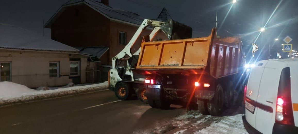 Коммунальные службы Красноярска продолжают бороться с последствиями снегопада  Основные работы по уборке улиц проводились ночью. На них работали в связке грейдеры, снегопогрузчики, «КАМАЗы» и тракторы, бобкэт и самосвалы, а также прицепы «Бродвей» - всего 106 единиц техники.   Сегодня вывозят снег с Дзержинского, Высотной, Послушников, 60 лет Октября, Красраба, Свердловской.   Также коммунальщики приготовились ликвидировать последствия пришедшего в город тепла. Сегодня синоптики обещают 0 градусов.  Как сообщают в администрации города, в режиме готовности находится откачивающая техника.  Её планируют в случае необходимости направить в низины для того, чтобы убирать с дорог талую воду.  Фото и видео: администрация Красноярска