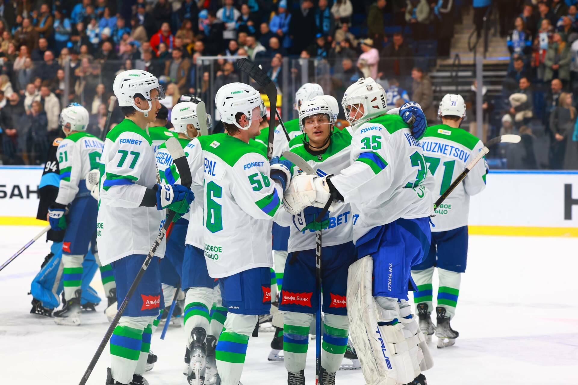 Салават Юлаев в овертайме обыграл минское Динамо В матче регулярного чемпионата КХЛ уфимский Салават Юлаев обыграл минское Динамо на льду Минск Арены Гости открыли счет на 26 й минуте матча первый гол на свой счет записал нападающий уфимской команды Егор Сучков Однако за семь минут до конца второго периода минчанам удалось сравнять счет благодаря точному броску форварда Даниила Липского Основное время завершилось вничью 1 1 и судьба матча решалась в овертайме Читать полностью