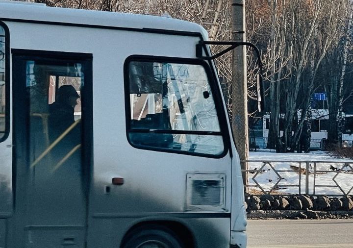 В Самарской области ограничен выезд на рейсы маршрутного транспорта   Запрет касается междугородних и межрегиональных перевозок, он действует по всей губернии. Причиной ограничений в Госавтоинспекции назвали неблагоприятные погодные условия.  Предварительно запрет на выезд установлен до 15:00 воскресенья.  SOVAINFO   Прислать новость Больше новостей - на sovainfo.ru