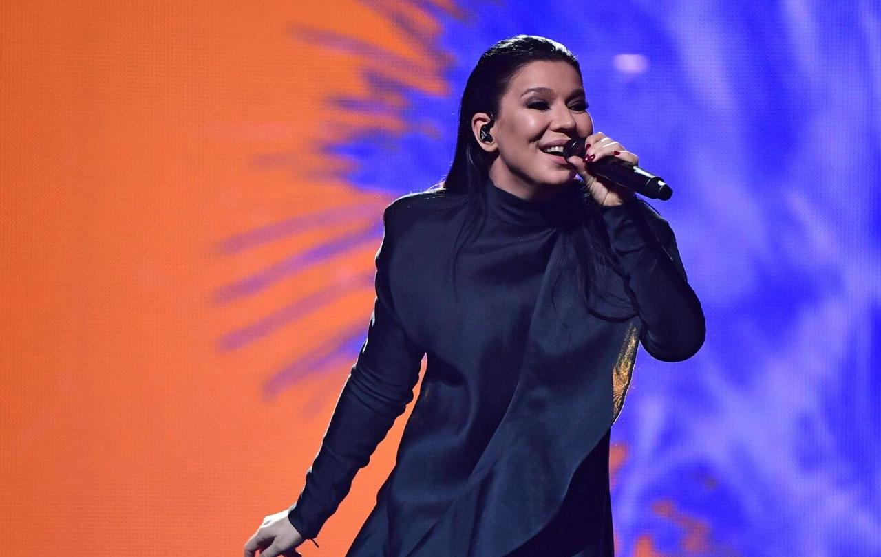 Ëлка отказалась от украинского гражданства и получила российский паспорт Исполнительница оформила документы незадолго до своей свадьбы с певцом Рожденом Ануси По данным СМИ ранее у нее возникли проблемы с бизнесом в РФ из за паспорта Украины