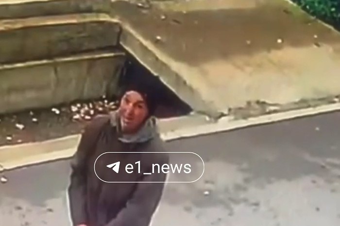 Стало известно за что на Урале средь бела дня жестоко убили владельца парка аттракционов В Красноуфимске убили бывшего ректора филиала сельскохозяйственной академии кандидата экономических наук Евгения Яшина Мужчина в чёрной шапке накинулся на него с ножом со спины После того как закрыли Красноуфимский филиал сельхозакадемии он оставил научную карьеру и занялся бизнесом Евгений Юрьевич открыл в городе детский парк развлечений с батутами и аттракционами Кроме того у него был ларёк антиквариата где он скупал старинные вещи с рук По информации источника E1 RU доцента убил один из клиентов зарезал мужчину возле киоска Яшин слишком мало по его мнению дал за антикварную вещь Мужик накинулся на него за это с ножиком рассказал инсайдер издания Позже убийцу удалось задержать Его уже отправили в СИЗО до 21 ноября uralweb ru