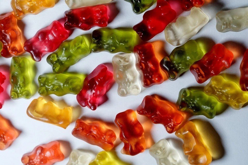 В Нидерландах ребёнок впал в кому после употребления конфет Haribo с каннабисом Всего двое детей пострадали, после того как отведали желатинки с каннабисом, сообщает NL Times со ссылкой на больницу в нидерландском городе Алмело. Один из них, находившийся в тяжелом состоянии. Но к счастью выкарабкался. Сейчас дети поправились и чувствуют себя хорошо. Основной вопрос - как наркотическое вещество могло попасть в мармелад. По данному факту полиция проводит расследование. И отправили ли партии мармелада с каннабисом в другие страны он продаётся и в России , по-прежнему неизвестно.