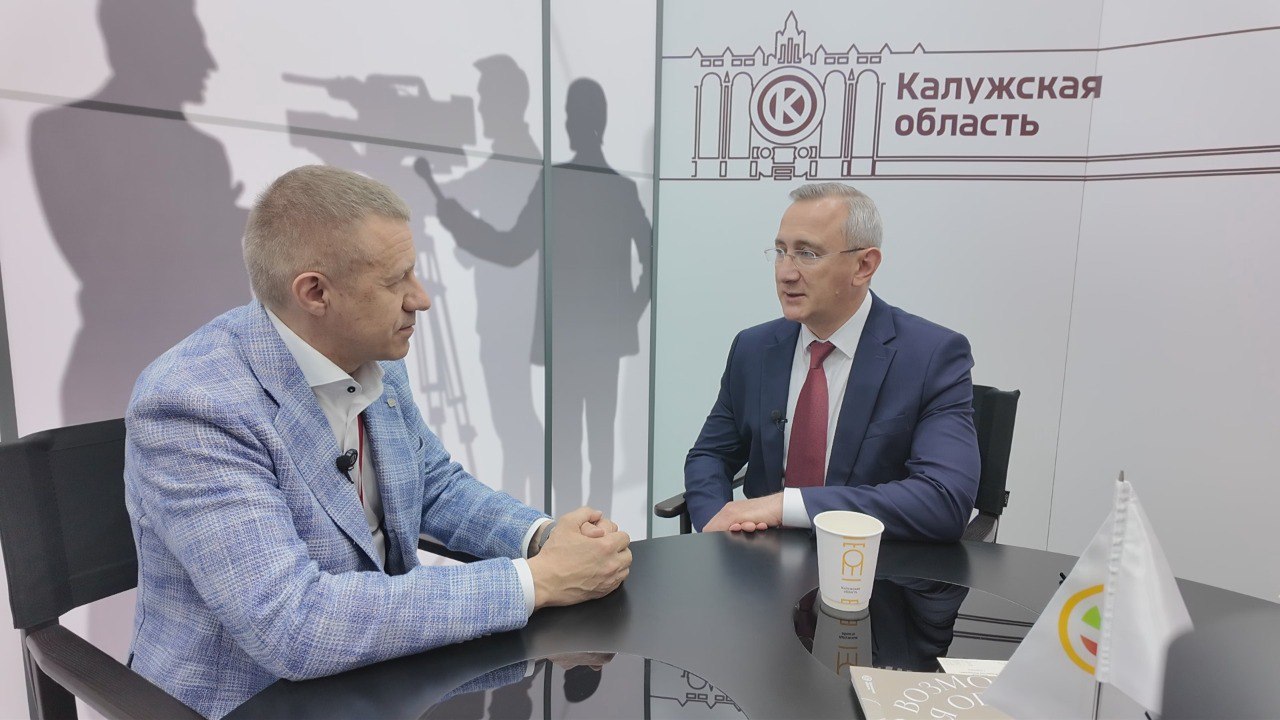 Автомобили Tenet: скоро старт На стенде Калужской области на ПМЭФ-2025 я, конечно же, ожидал увидеть автомобили новой марки Tenet, которые будут выпускать на калужском заводе АГР бывший Volkswagen . Но автомобилей в экспозиции области я не увидел. Почему? Лучше всего задать этот вопрос губернатору Калужской области, что я и сделал. Владислав Шапша разложил всё по полочкам, поскольку автомобильная тема для области крайне важна. Вот некоторые тезисы из сказанного губернатором Калужской области: – Почему нет автомобилей на нашем стенде? Можно представить автомобиль, который будет изготавливаться когда-то, а можно представить машину, которая уже выпускается серийно. Мы идем по второму пути. Будут серийные автомобили – покажем! – Уже летом начнется серийное производство автомобилей Tenet, причем сразу по полному циклу. Сейчас на заводе АГР закончена крупноузловая сборка, и этим летом мы перейдем на сборку полного цикла. И автомобили Tenet будут изготавливать именно по полному циклу. – В этом году на заводах Калужской области будет собрано не менее 135 тысяч автомобилей. Судя по темпам, которые набраны, мы сделаем больше. На заводе АГР будет собрано не менее 110 тысяч автомобилей, на бывшем заводе Пежо-Ситроен – не менее 25 тысяч машин, а на бывшем заводе Volvo – 2 тысячи машин.