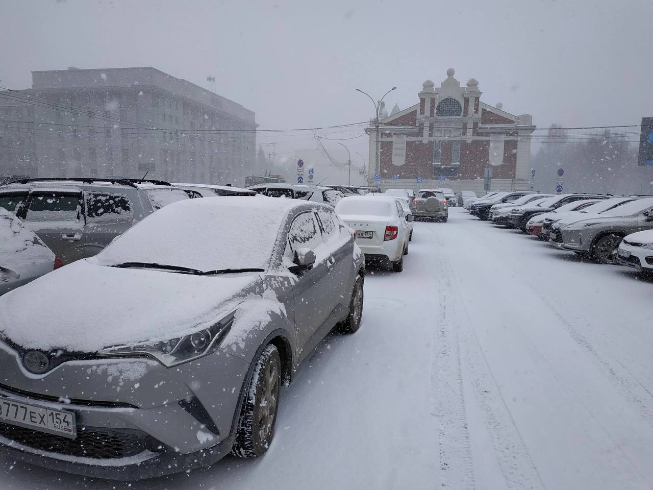 Улицы Новосибирска расчистят от автохлама.  Мэр Максим Кудрявцев потребовал разобраться с "подснежниками". Брошенные автомобили портят не только облик города, но и мешают уборки улиц. Особенно зимой.   Чиновники в ближайшее время проинспектируют улицы и найдут автохлам для дальнейшей эвакуации.