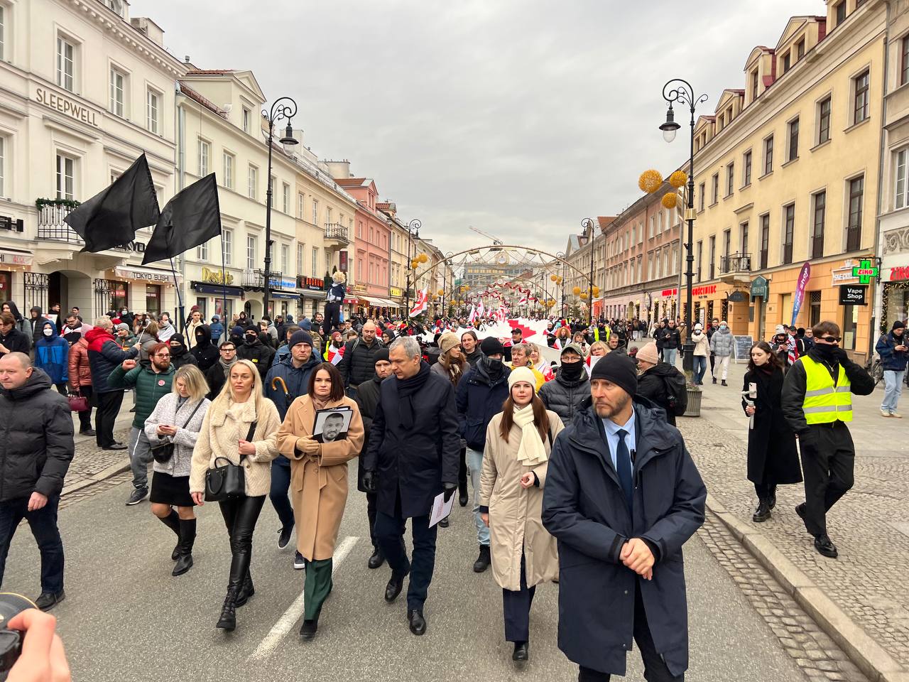 В Варшаве тысячи белорусов протестуют против президентских «выборов» в своей республике  Об этом сообщают «Еврорадио» и SOTA. Участники акции несут по улицам города большой бело-красно-белый флаг. Как отмечает SOTA, в шествии также участвуют представители полка имени Кастуся Калиновского, который воюет с российской армией на стороне ВСУ. К протестующим также присоединилась Светлана Тихановская.  «Очередной "спектакль-фарс-имитация" от режима. Пока пропаганда будет тщательно показывать идиллию на избирательных участках, белорусы и белорусы всего мира будут протестовать против фальсификации 2025 года. Наша сила в солидарности», — написала сегодня сама Тихановская.  Тем временем Александр Лукашенко проводит пресс-конференцию в Минске. Он заявил, что не хотел идти на «выборы». Также политик сказал, что его не интересует позиция Евросоюза по непризнанию «выборов».  Корреспондент «Би-би-си» Стив Розенберг поинтересовался у Лукашенко, можно ли считать выборы демократичными, если его политические оппоненты находятся либо в тюрьме, либо в эмиграции. В ответ тот заявил, что быть в заключении или в изгнании — это «право выбора».  Фото: «Еврорадио»  Подписаться на «Новую-Европа»