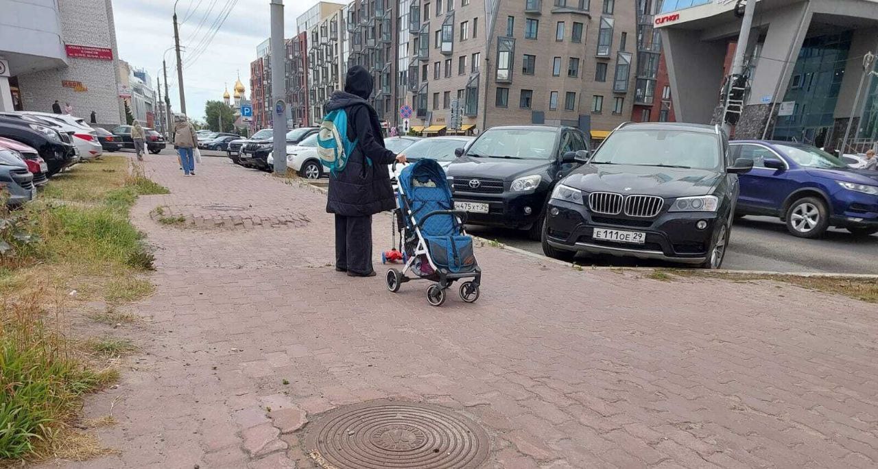 Северный муниципалитет В Архангельске обновят изношенную брусчатку в историческом центре Городские власти расширили программу ремонта тротуаров и сейчас ищут подрядчика который до 30 сентября приведёт в порядок перекрёсток набережной Северной Двины и улицы Поморской Сегодня здесь можно увидеть знаменитую волнистую архангельскую брусчатку с выступающими люками Пока идёт реставрация фасада Усадебного дома Е К Плотниковой замена тротуаров как нельзя кстати У музея уложат красную брусчатку Рокко а напротив в сквере на улице Поморской продолжат дорожки традиционной плиткой подробнее на канале Северный муниципалитет