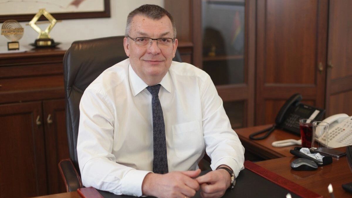 В Калининградской области ожидают начала судебного процесса по резонансному уголовному делу о махинациях с землями под застройку на берегу Балтийского моря в Зеленоградске. Обвинение в мошенничестве и превышении должностных полномочий предъявлено мэру Сергею Кошевому. Перед судом предстанет и Руслан Андронов, работавший на должности зама Кошевого. Оба подозреваются в продаже и сдаче в аренду муниципальных земель на первой береговой линии, значительная прибыль от которых шла мимо бюджета Зеленоградска. Недавно стало известно, что, по данным с официального сайта МВД России, сын главы администрации Зеленоградского муниципального округа Никита Кошевой находился в международном розыске из-за уголовного дела, он обвинялся в мошенничестве.