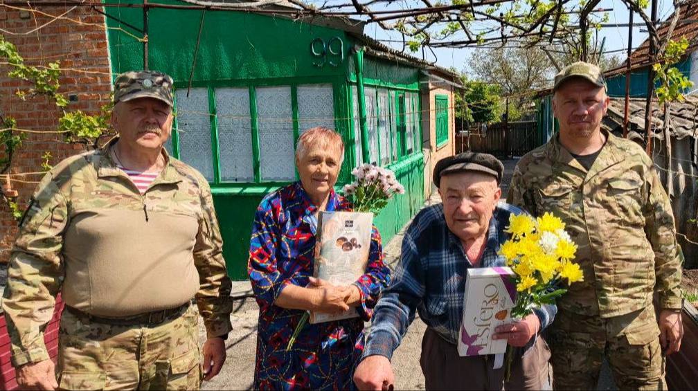 Бойцы добровольческого отряда БАРС-8 «Хабаровск» поздравили ветеранов с юбилеем Великой Победы. Ребята попросили передать родным и близким в Хабаровском крае, что они с честью выполняют свой долг в зоне специальной военной операции, и поблагодарить за помощь, любовь и поддержку, которую они постоянно ощущают отсюда, несмотря на огромные расстояния! Вместе мы приближаем общую Победу!