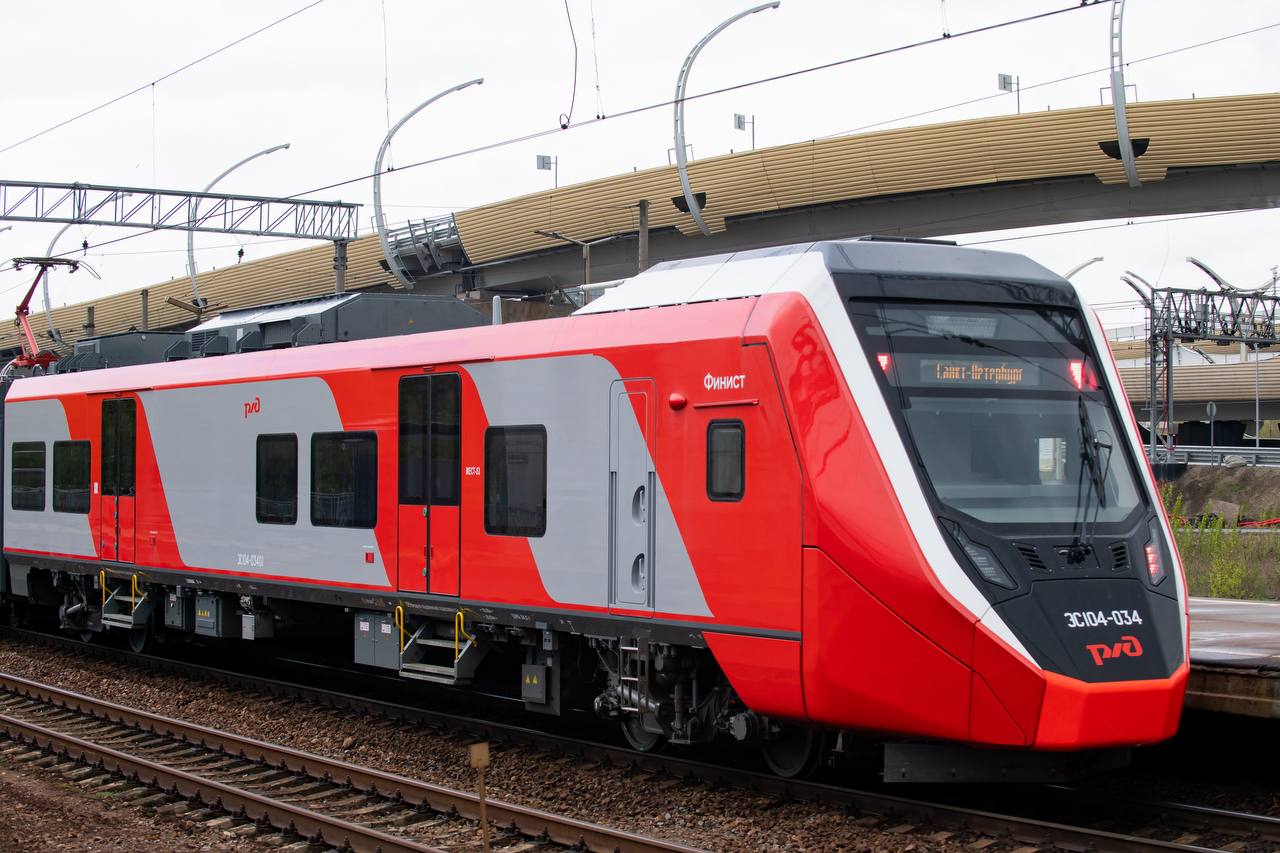 Петербургские электрички реализовали возможность оплаты проезда по геолокации Пилотный проект реализован на тактовом маршруте Витебский вокзал Павловск сообщили Деловому Петербургу в пресс службе Северо Западной пригородной пассажирской компании Для того чтобы оплатить проезд по геолокации необходимо установить приложение ПроТранспорт далее пройти регистрацию и выбрать способ оплаты В компании подчёркивают для корректной работы необходимо включить Bluetooth и находиться в зоне действия геометки то есть попасть в территорию максимального сигнала Далее надо открыть приложение и нажать кнопку Поехали а затем подтвердить станцию и нажать Начать поездку На перрон оплатившие проезд по геометке проходят также через турникет по сформированному талону QR коду Сергей Ермохин ДП Подписаться на ДП в Telegram MAX