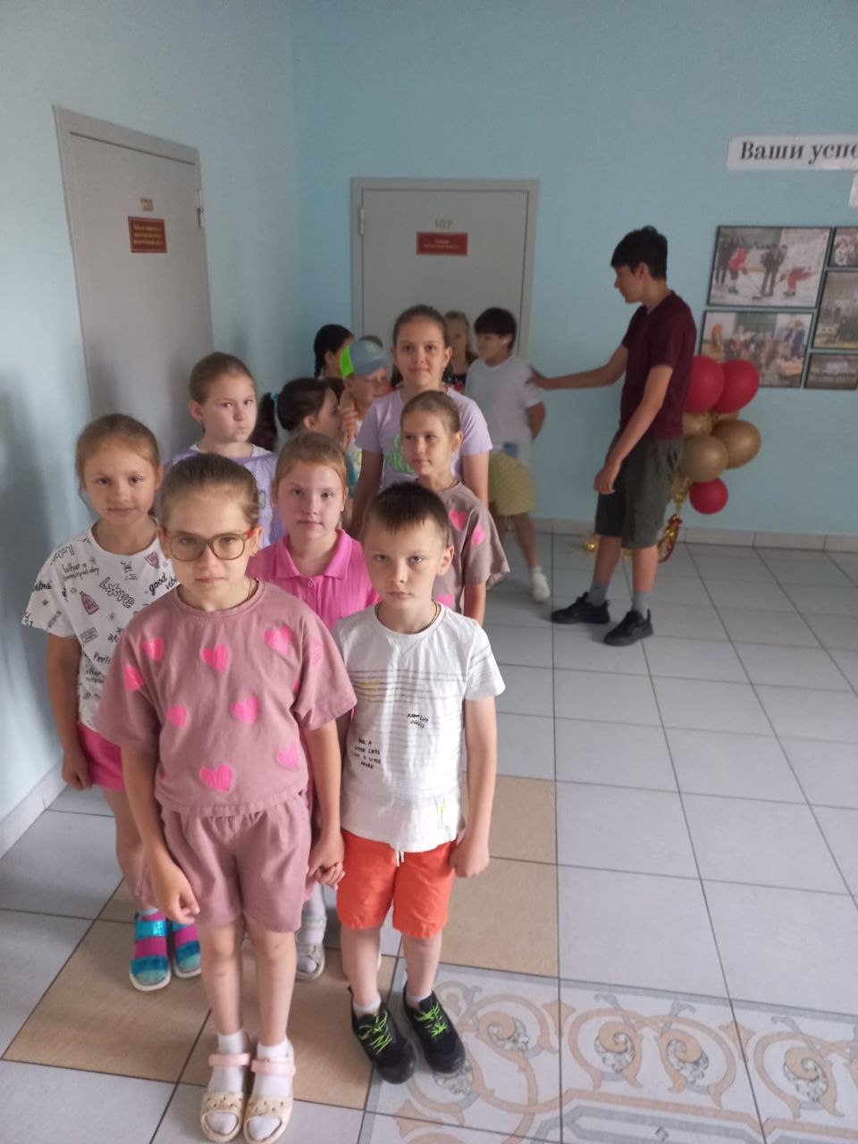 В лагере «Волшебные каникулы» провели учебную эвакуацию.  Для детей и воспитателей лагеря дневного пребывания «Волшебные каникулы» организовали учебную тренировку по эвакуации.    Цель мероприятия – отработка навыков и действий в чрезвычайной ситуации в случае возникновения пожара.  Воспитанники и сотрудники успешно отработали все необходимые действия. Тренировочные эвакуации проводятся на постоянной основе.  Новости Домодедова   Подписаться