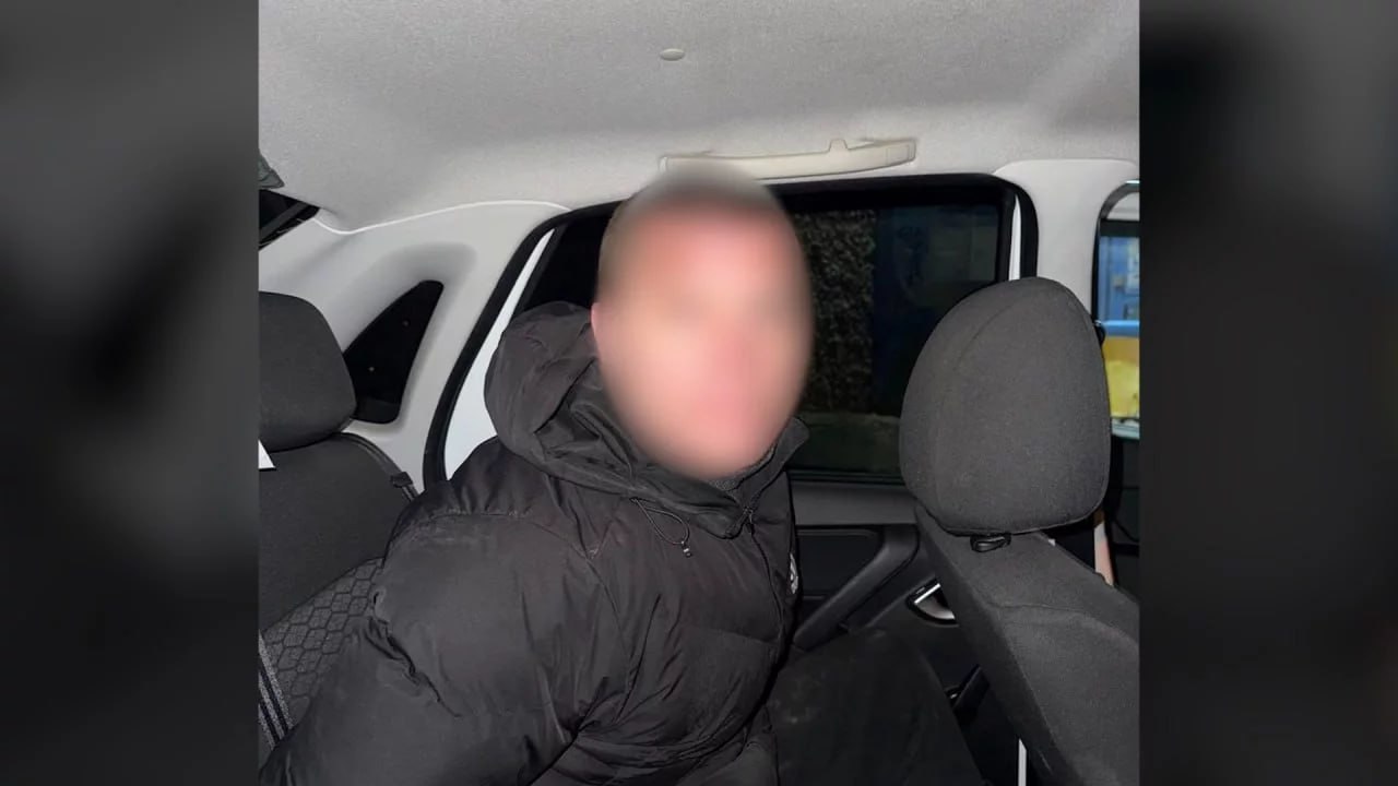 Жителя Челябинска подозревают в убийстве двух братьев Трагедия разыгралась в одном из домов на улице Красного Урала По версии следствия между 41 летним подозреваемым и двумя братьями 49 ти и 53 х лет во время распития алкоголя возник конфликт Завязалась драка в ходе которой он согласно данным СК нанес им несколько ударов отломанным горлышком бутылки Через некоторое время оба брата скончались от ран а злоумышленник скрылся в соседнем регионе Спустя несколько дней его разыскали в Екатеринбурге задержали и доставили в Челябинск Следственный комитет возбудил уголовное дело об убийстве назначены экспертизы Подозреваемого по решению суда взяли под стражу Фото ГУ МВД по Челябинской области Подписывайтесь на Вести Южный Урал в MAХ